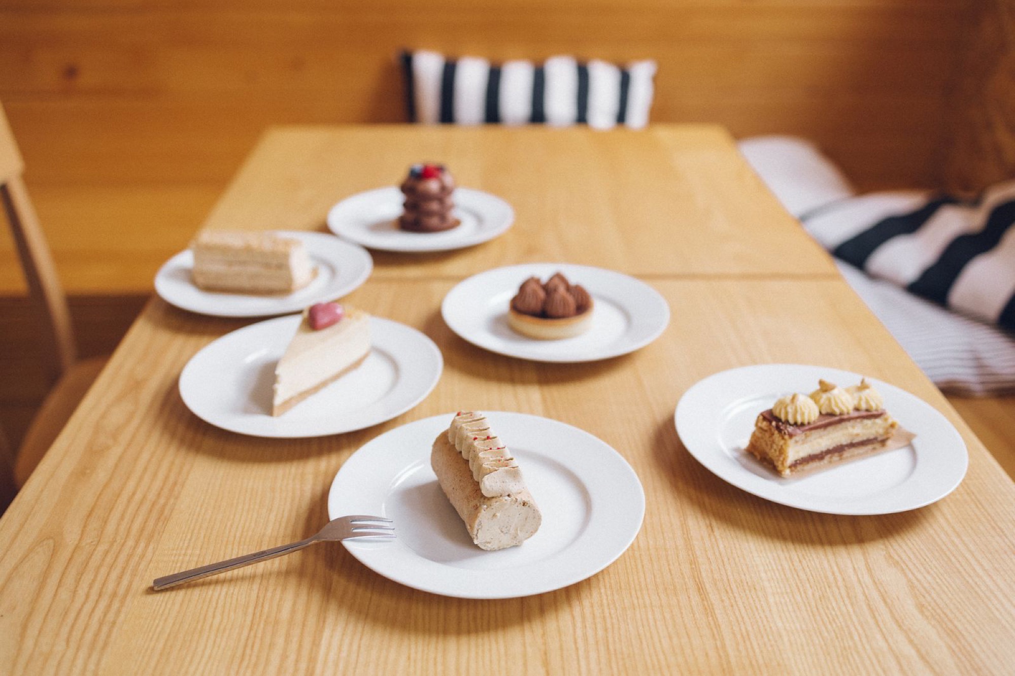 Louny in Tschechien: 8 Tipps, was du in der Stadt von Benedikt Rejt 2026 sehen kannst 8 Hausgemachte Desserts und Kaffee im Bio-Café Macrolife in Louny