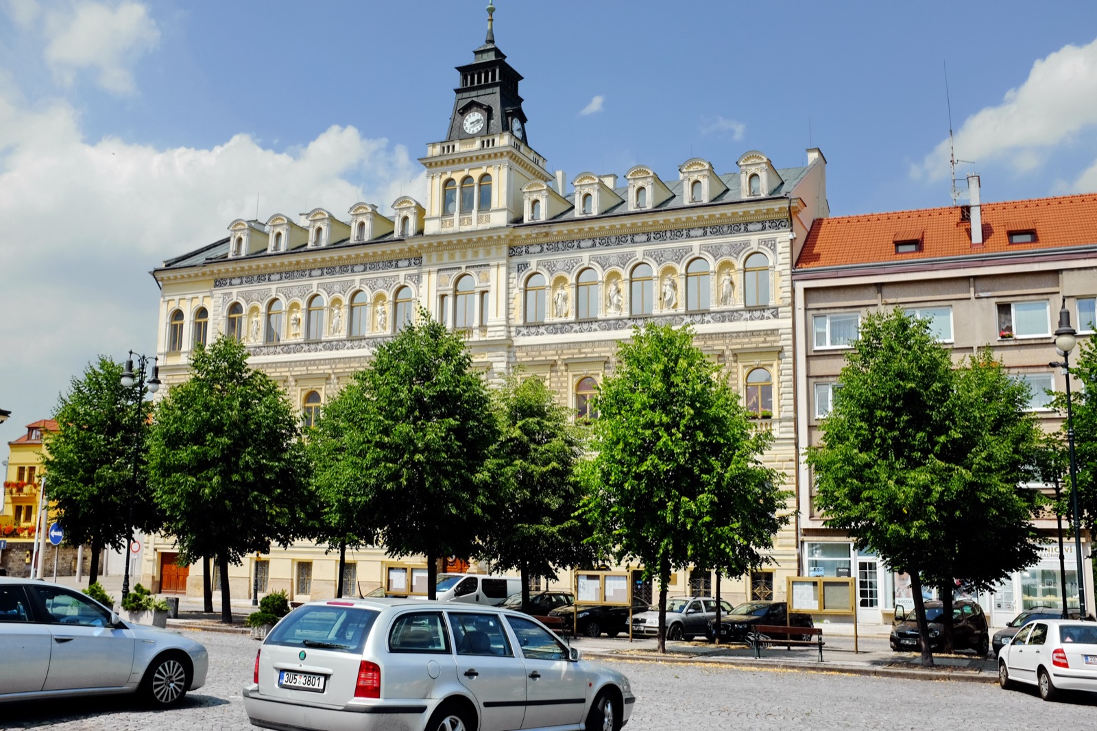 Louny in Tschechien: 8 Tipps, was du in der Stadt von Benedikt Rejt 2026 sehen kannst 4 Das Rathaus am Friedensplatz in Louny