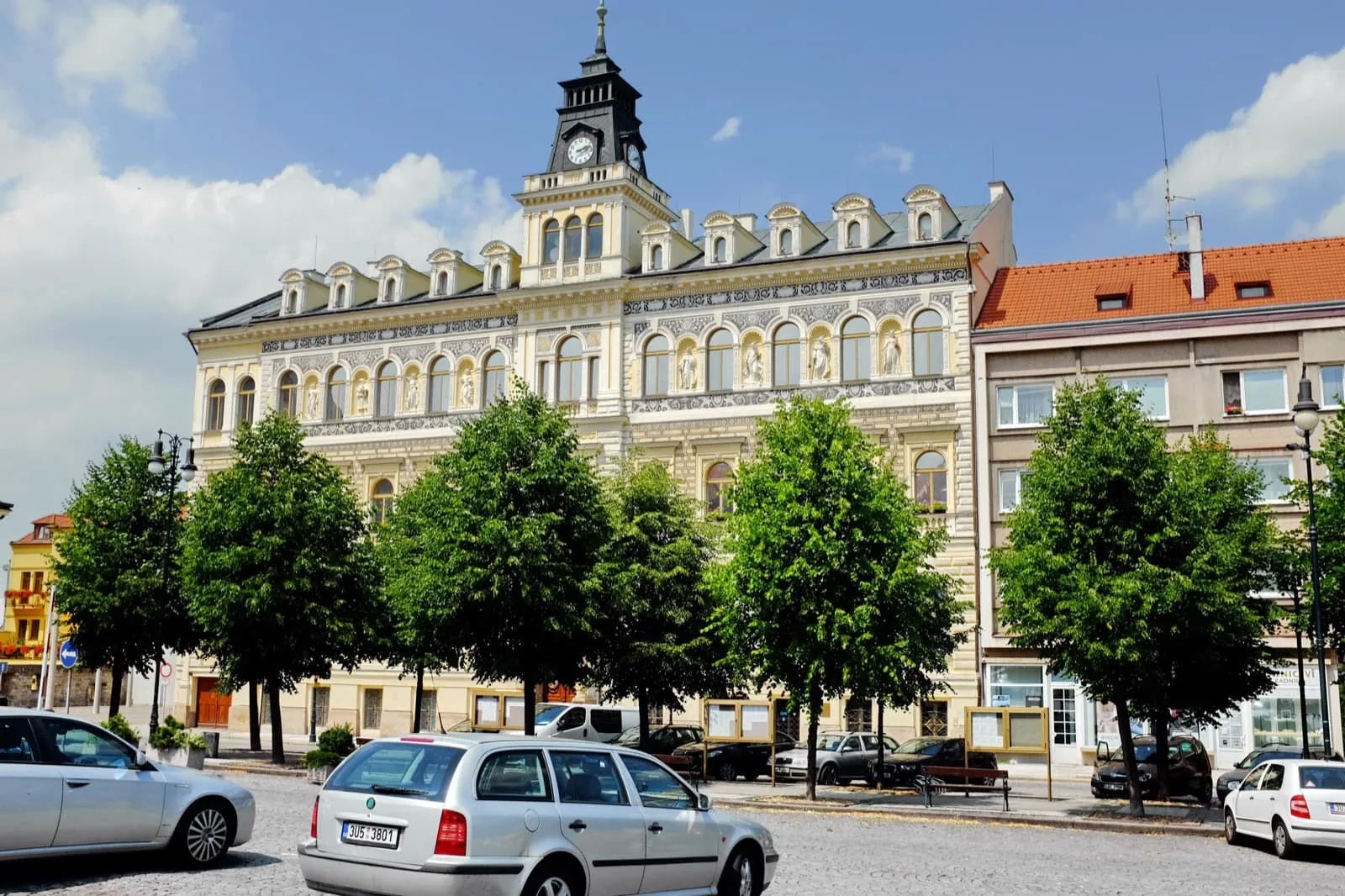 Louny, Cehia: 8 lucruri de văzut în orașul lui Benedikt Rejt în 2026 4 Primăria din Piața Míru în Louny