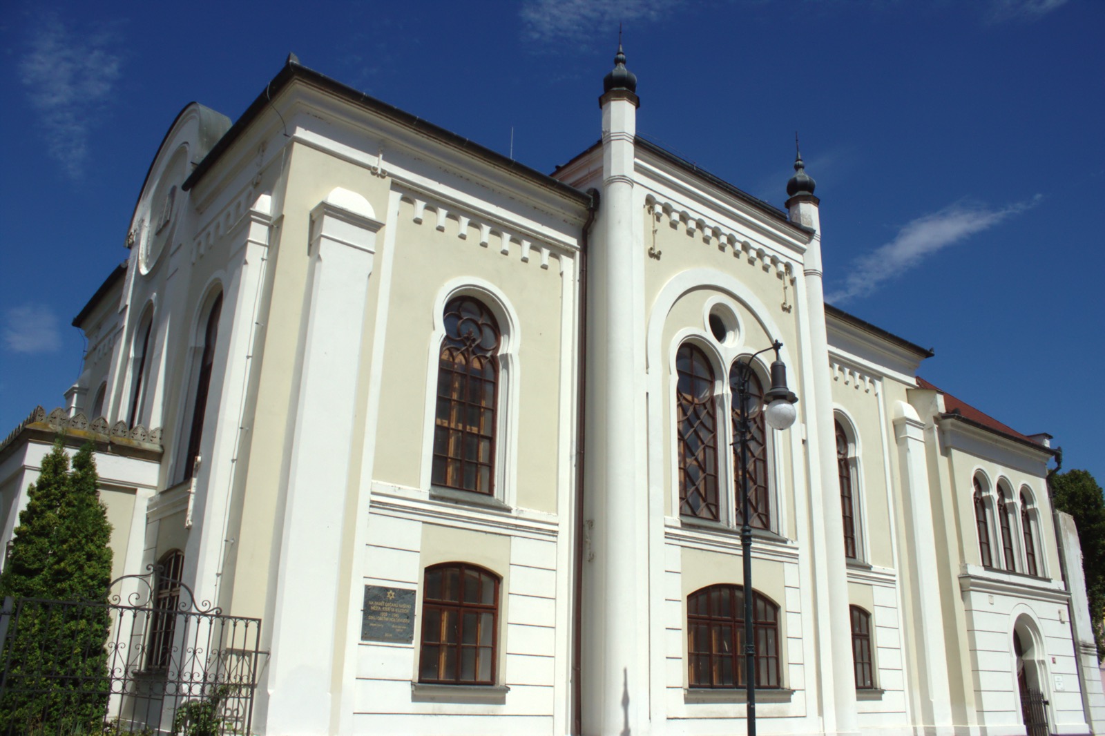 Louny in Tschechien: 8 Tipps, was du in der Stadt von Benedikt Rejt 2026 sehen kannst 7 Die Synagoge von Louny aus dem Jahr 1871 im pseudomaurischen Stil