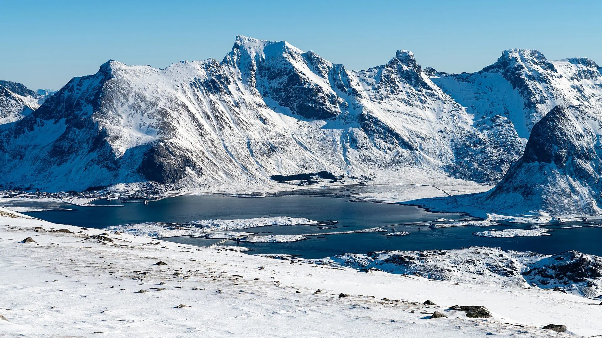 7 Hidden Gems in the Lofoten Islands: Where Norwegians Go (But Crowds Don't) 12 Fredvang and the iconic curved bridges