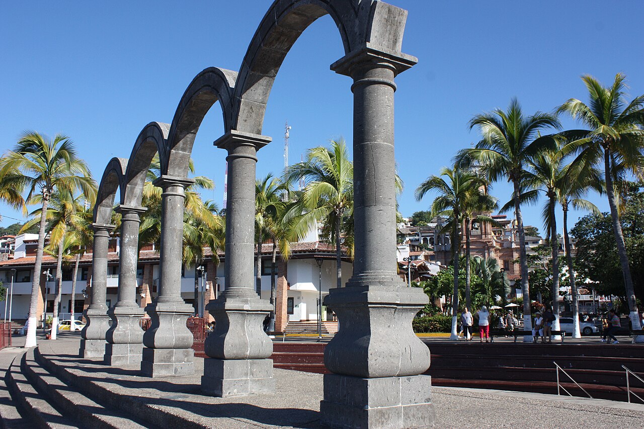 Puerto Vallarta, Mexiko: 15 tipů, co vidět a dělat + Sayulita 10 Oblouky Los Arcos na nábřeží Puerto Vallarta