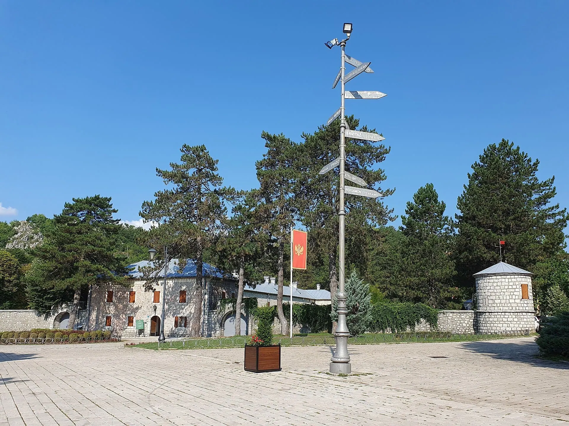 NP Lovćen, mauzoleum Njegoše a Cetinje: 11 tipů na srdce Černé Hory 12 Biljarda, dům Petra II. Petroviće Njegoše