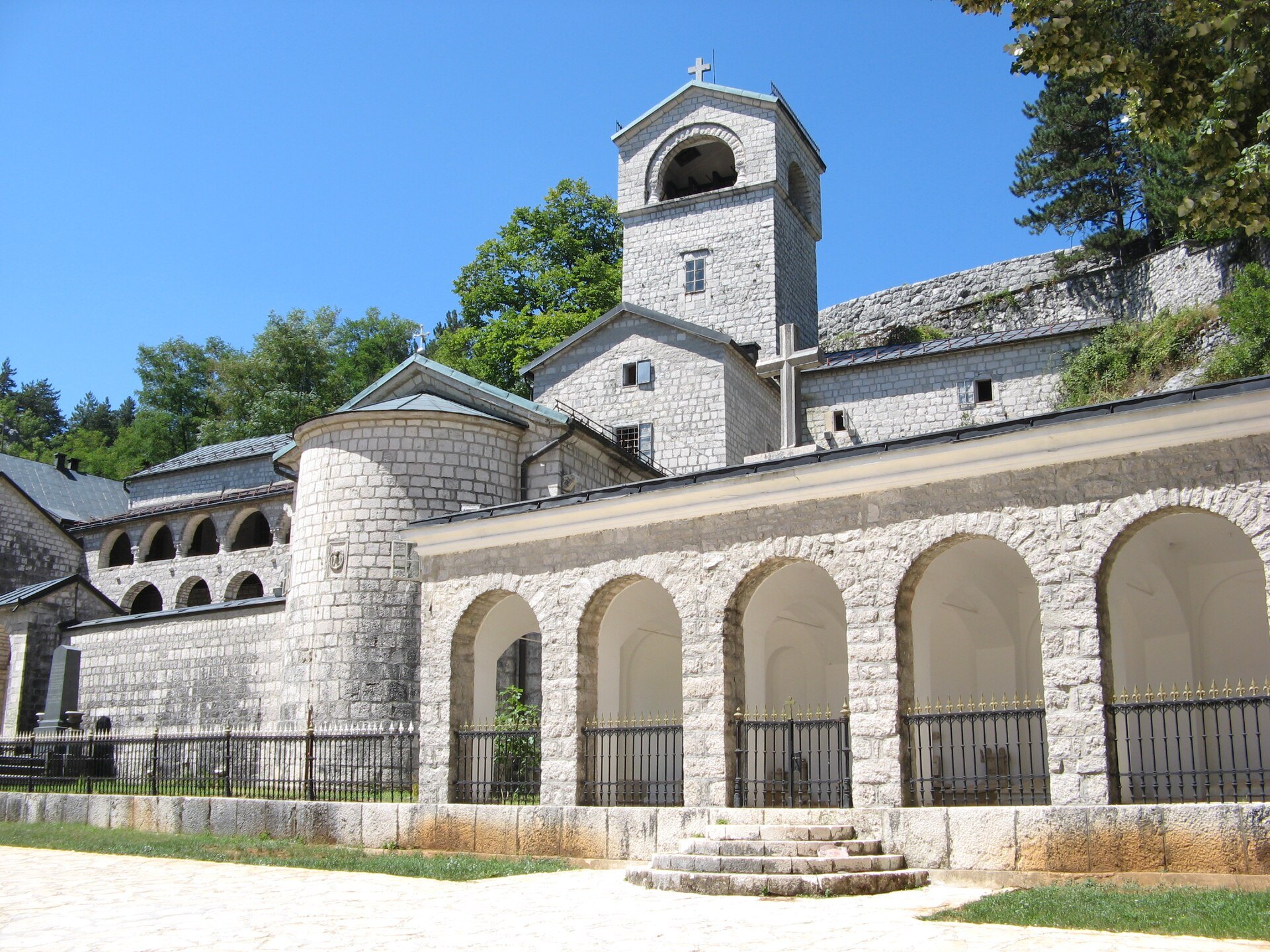 NP Lovćen, mauzoleum Njegoše a Cetinje: 11 tipů na srdce Černé Hory 9 Cetinjský klášter, duchovní srdce Černé Hory