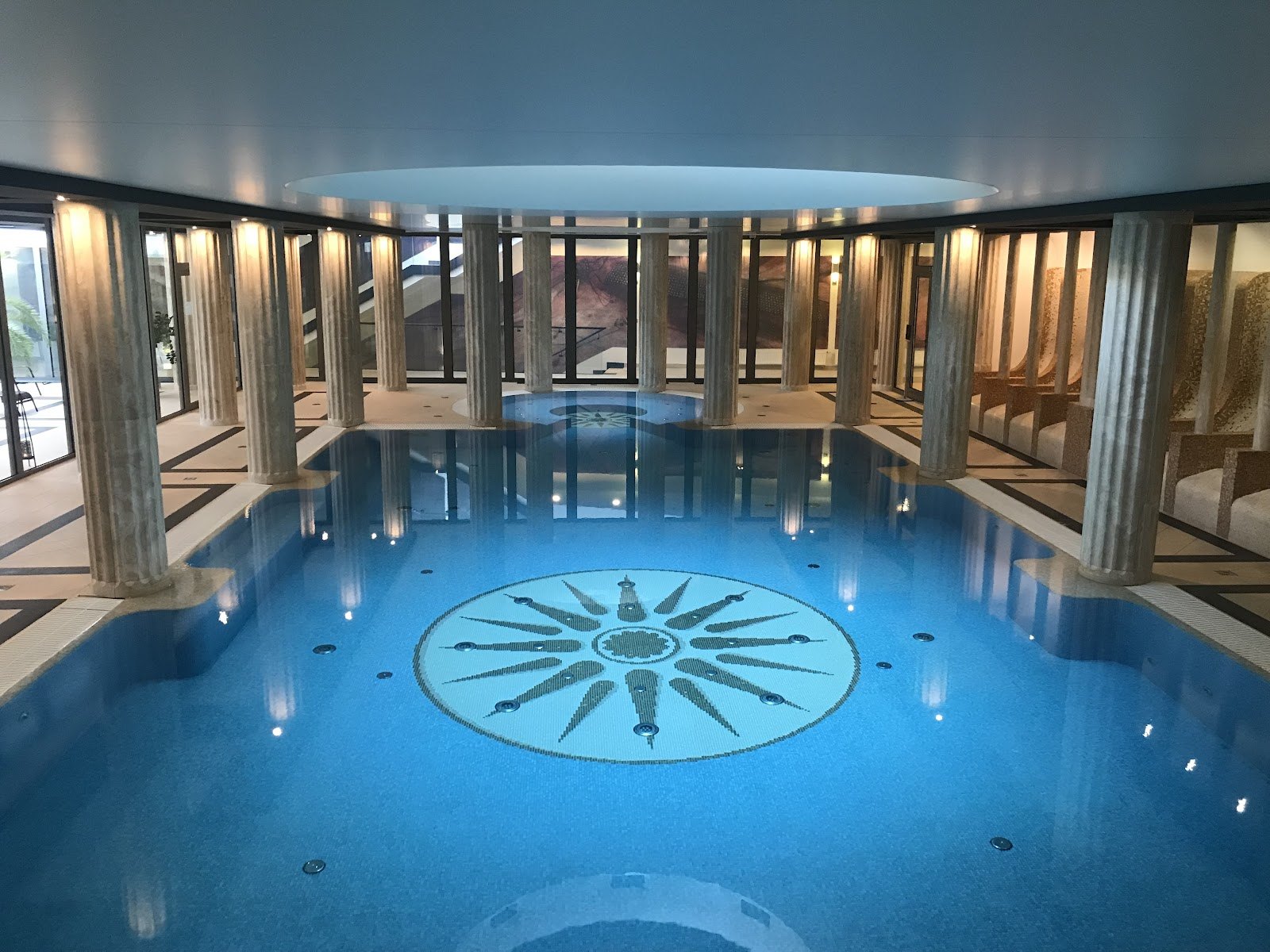 Thermalbäder in Tschechien: 12 Tipps für warmes Wasser im Jahr 2026 12 Hallenbad mit Mosaik im Hotel Alexandria in Luhačovice