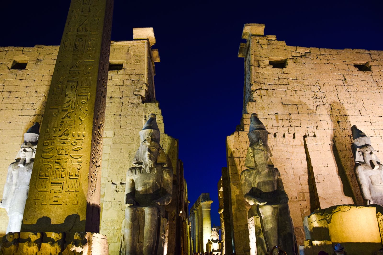 Čo vidieť v Egypte: 17 najkrajších miest a pamiatok 8 Nasvietený Luxorský chrám večer