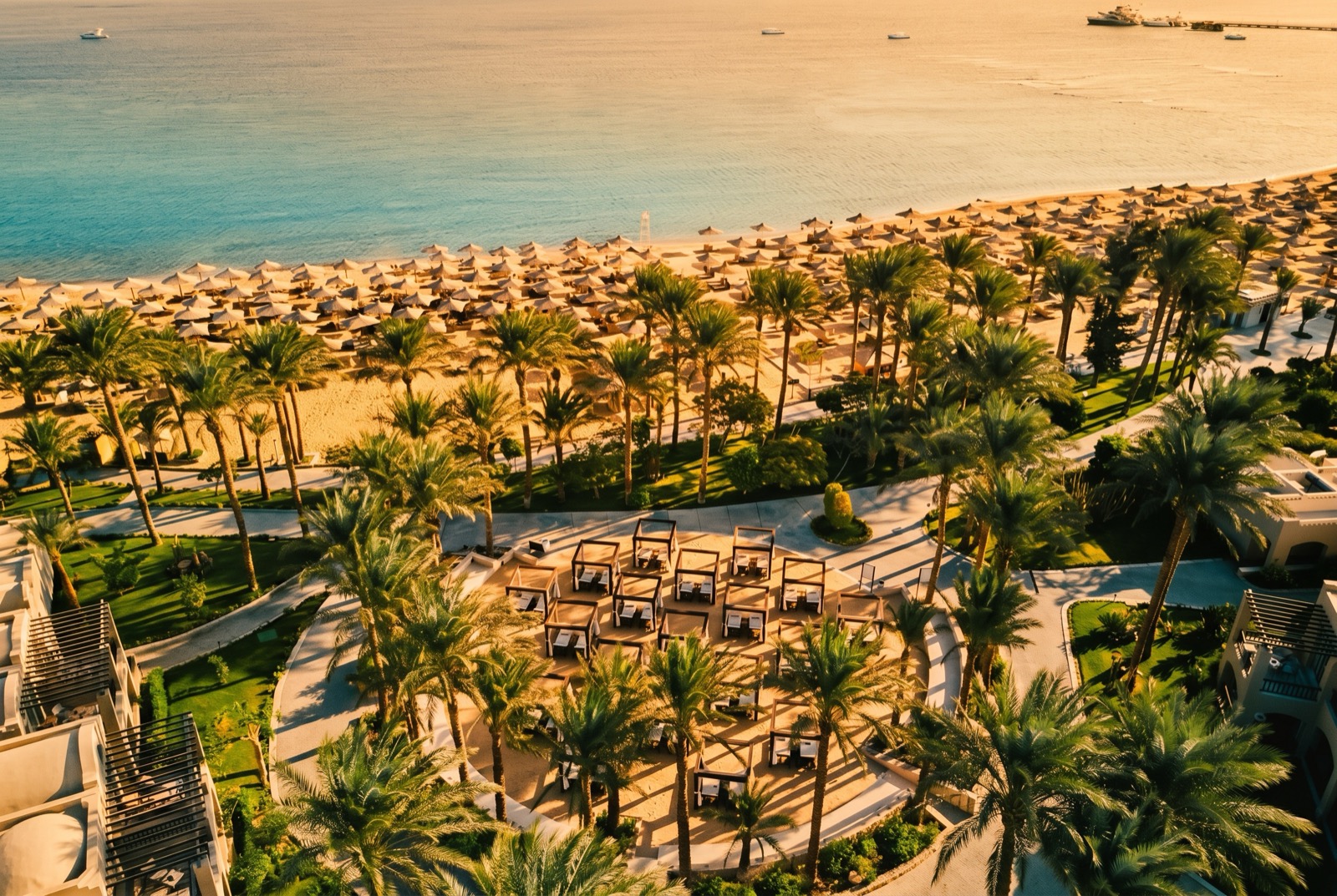 Pláž a resort v zálivu Makadi Bay v Egyptě