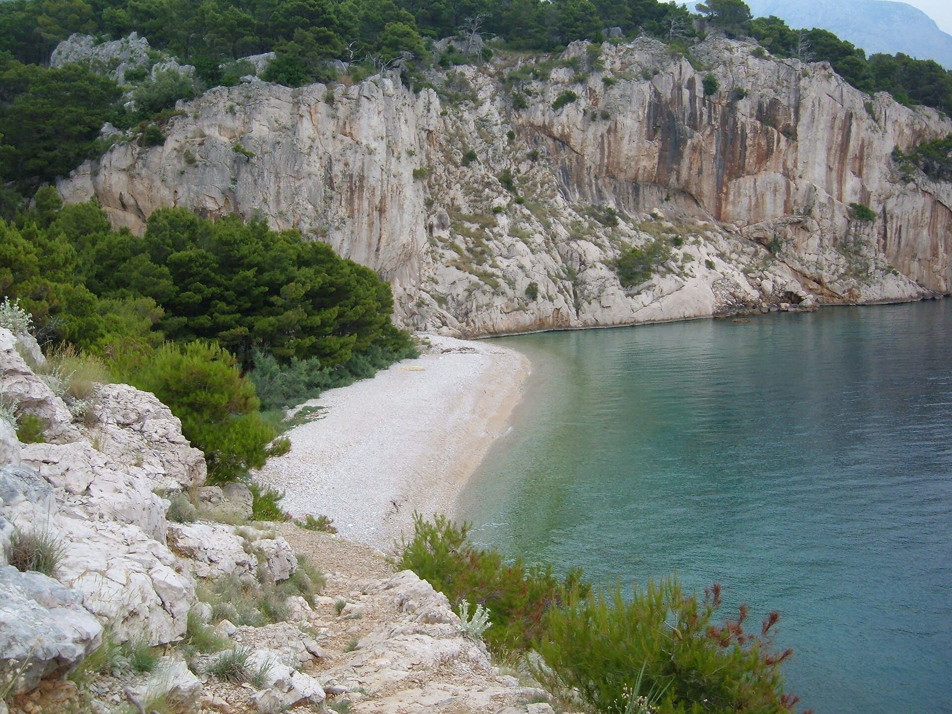 Makarska, Croația: 12 idei ce să vezi și faci în 2026 11 Descoperă plaja de naturiști ascunsă Nugal