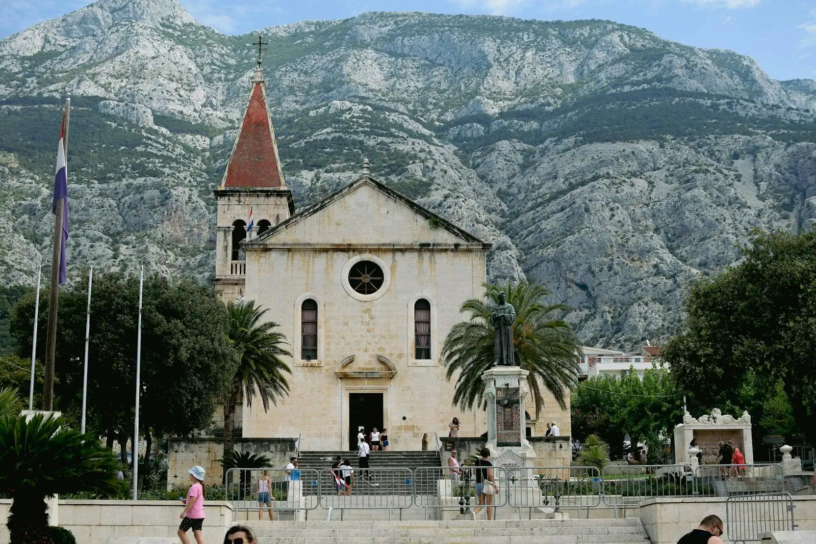 Makarská riviéra, Chorvátsko: 12 tipov, čo vidieť a robiť v roku 2026 5 Prejdi sa centrom mesta Makarska