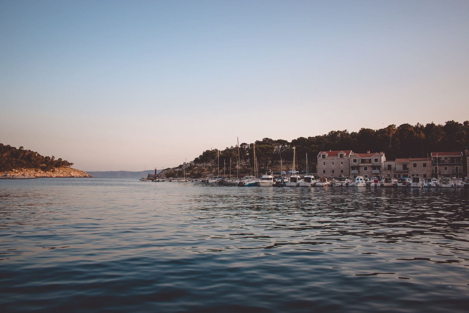 Makarska, Croația: 12 idei ce să vezi și faci în 2026 15 Fă o excursie cu feribotul pe insula Brač