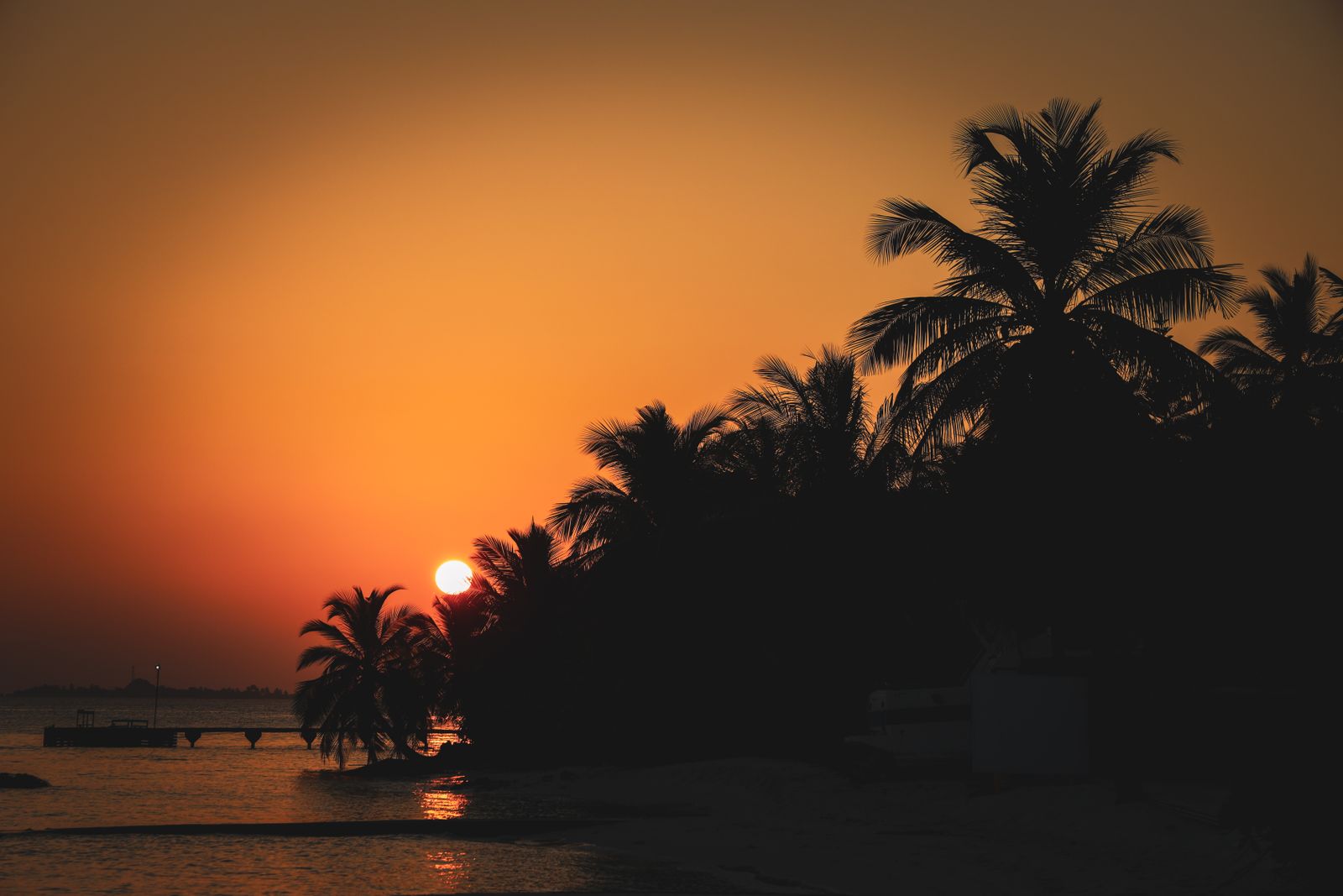 Malediven: vakantie, 21 tips wat te zien en wanneer te gaan in 2026 1 Zonsondergang op een strand op de Malediven