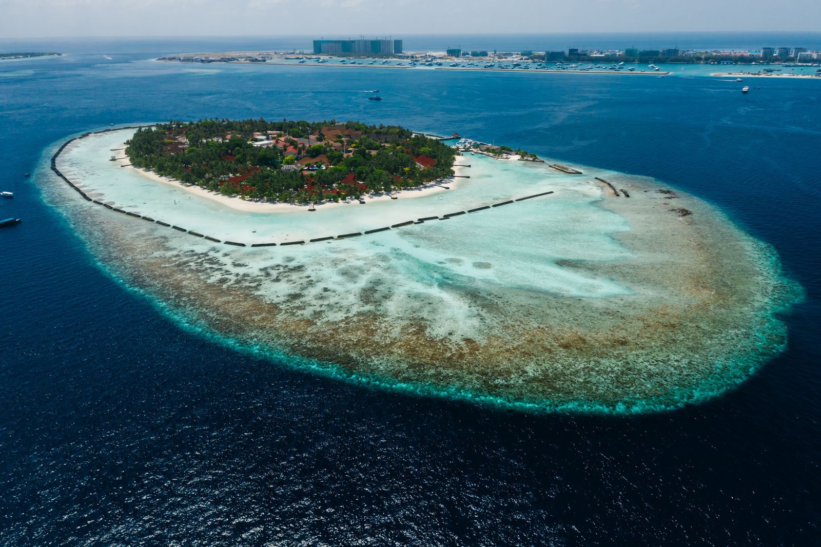 Malediven: vakantie, 21 tips wat te zien en wanneer te gaan in 2026 3 Lokaal eiland op de Malediven vanuit de lucht
