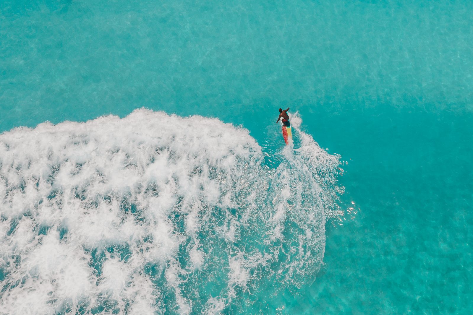 Malediven: vakantie, 21 tips wat te zien en wanneer te gaan in 2026 19 Surfen op de break Cokes bij Thulusdhoo