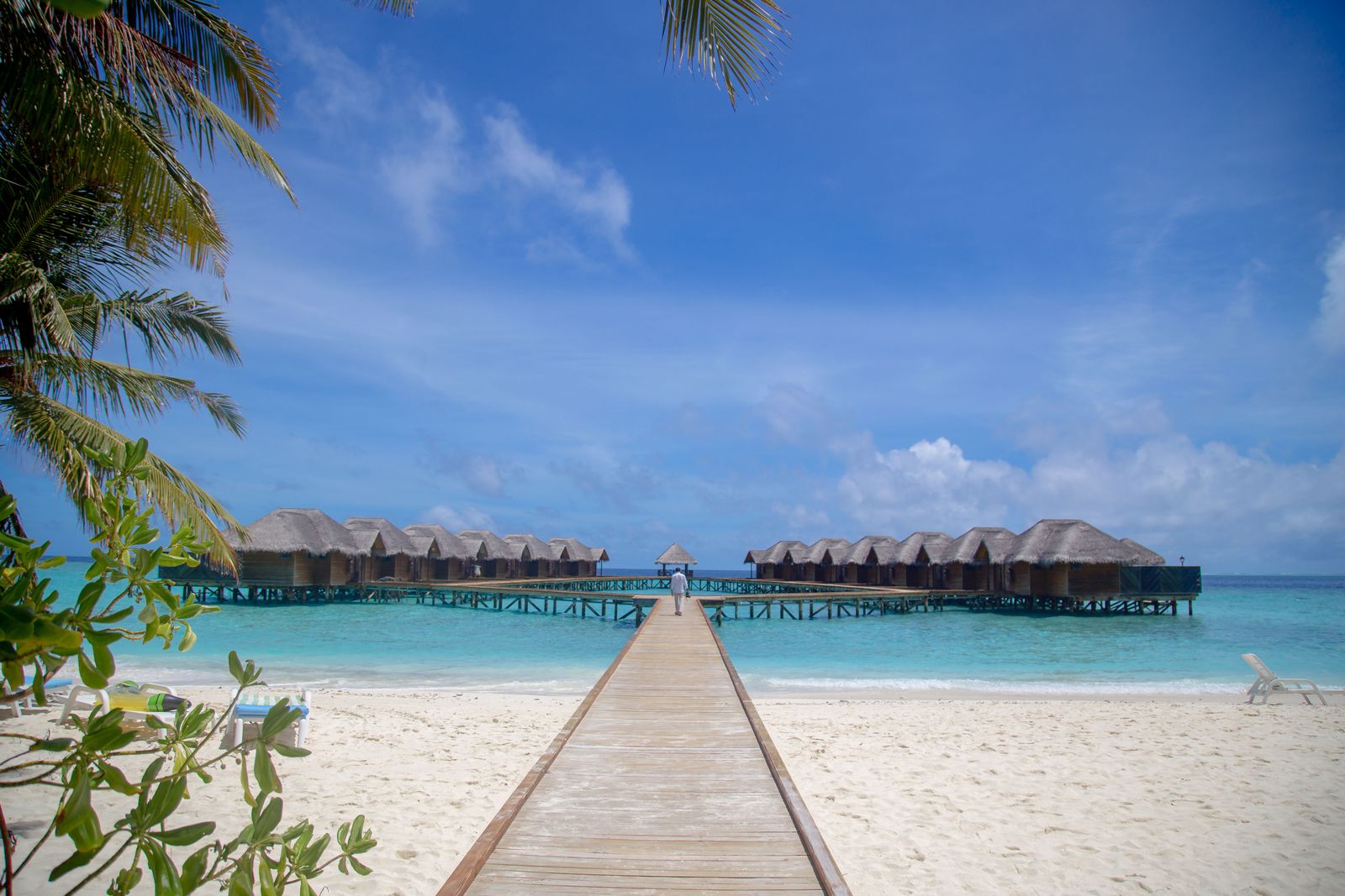 Malediven: vakantie, 21 tips wat te zien en wanneer te gaan in 2026 4 Pier naar de waterbungalows van een resort