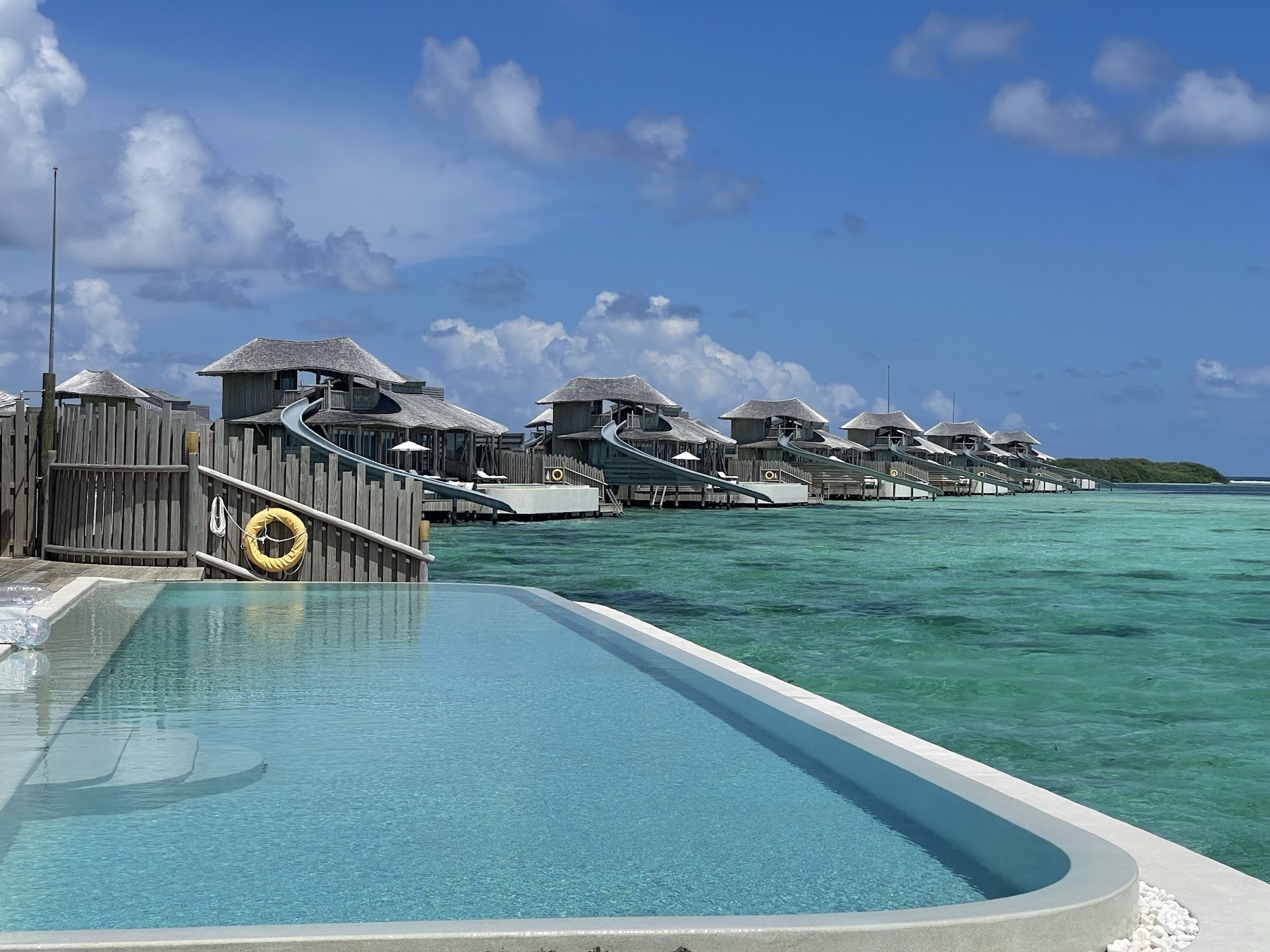 Malediven: vakantie, 21 tips wat te zien en wanneer te gaan in 2026 2 Waterbungalows van Soneva Jani met glijbanen naar de lagune
