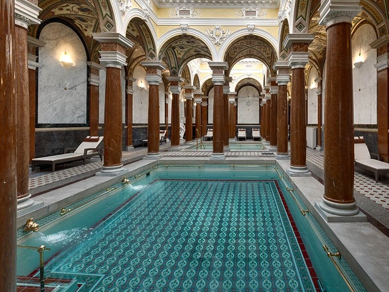 Thermalbäder in Tschechien: 12 Tipps für warmes Wasser im Jahr 2026 10 Römische Bäder in Marienbad – historisches Becken mit Bögen