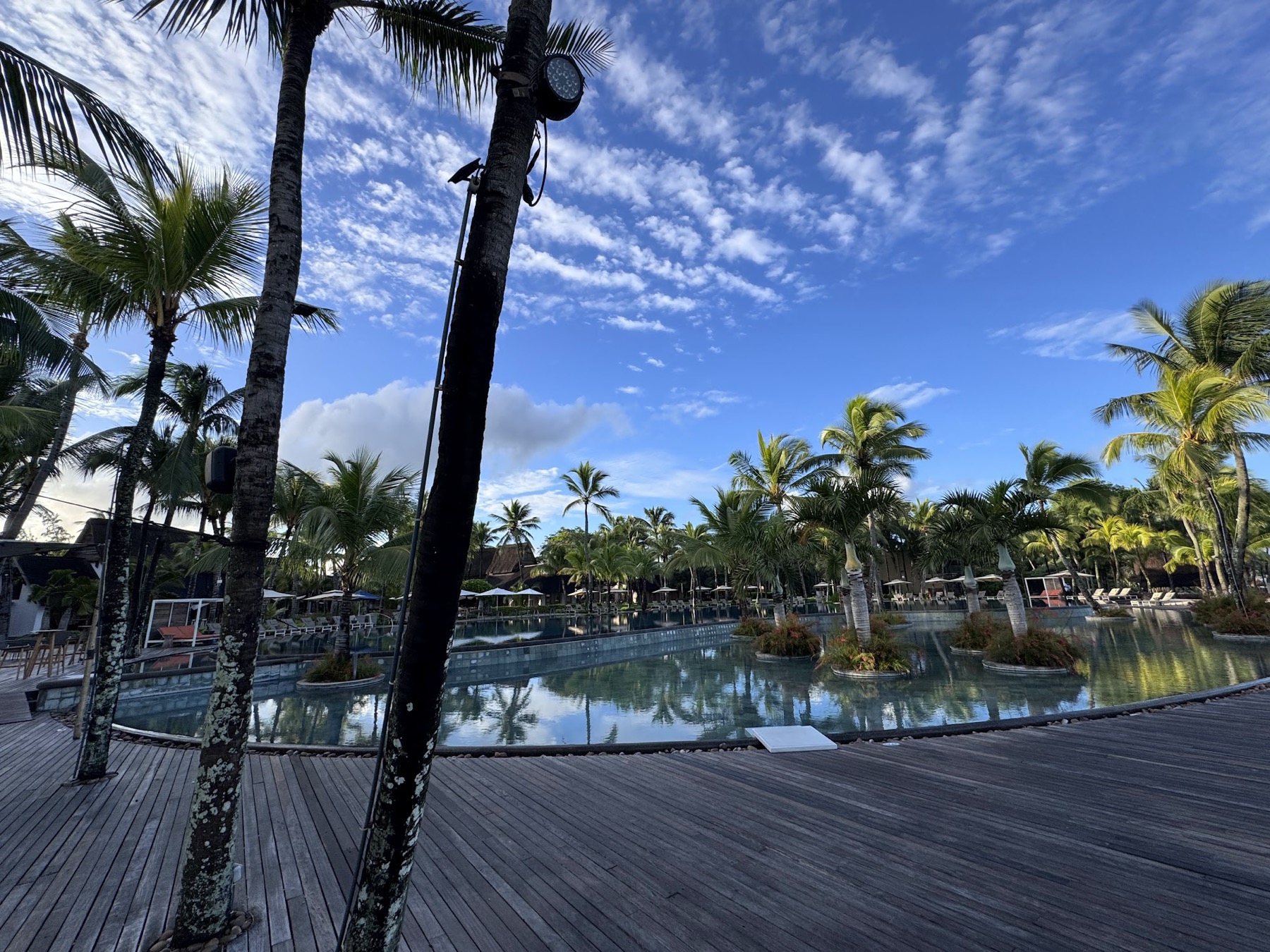 Maurício: viagem, 21 dicas do que ver e quando ir 2026 2 Piscina do resort Trou aux Biches Beachcomber ao entardecer