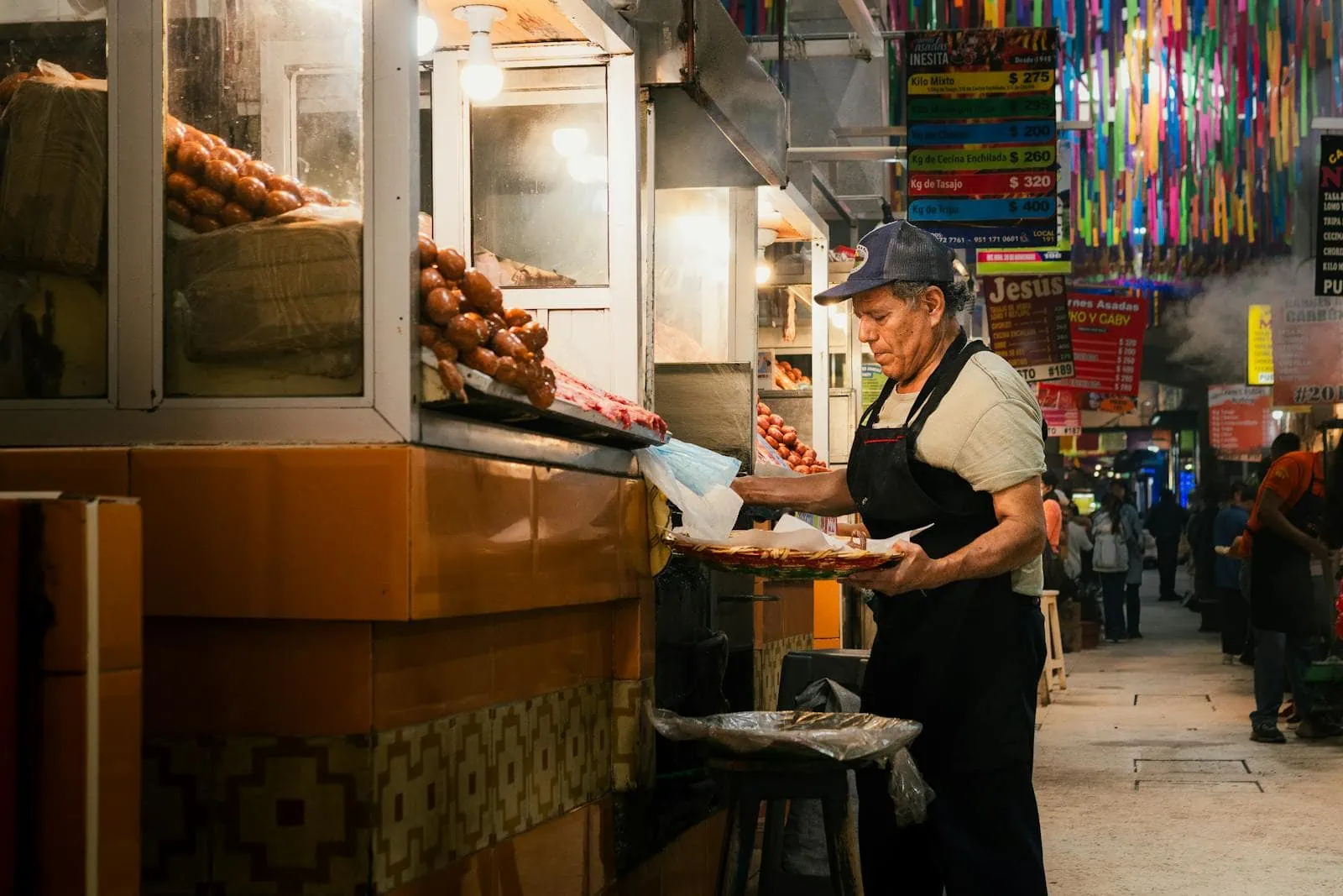 Straßenverkauf von Essen auf einem mexikanischen Markt