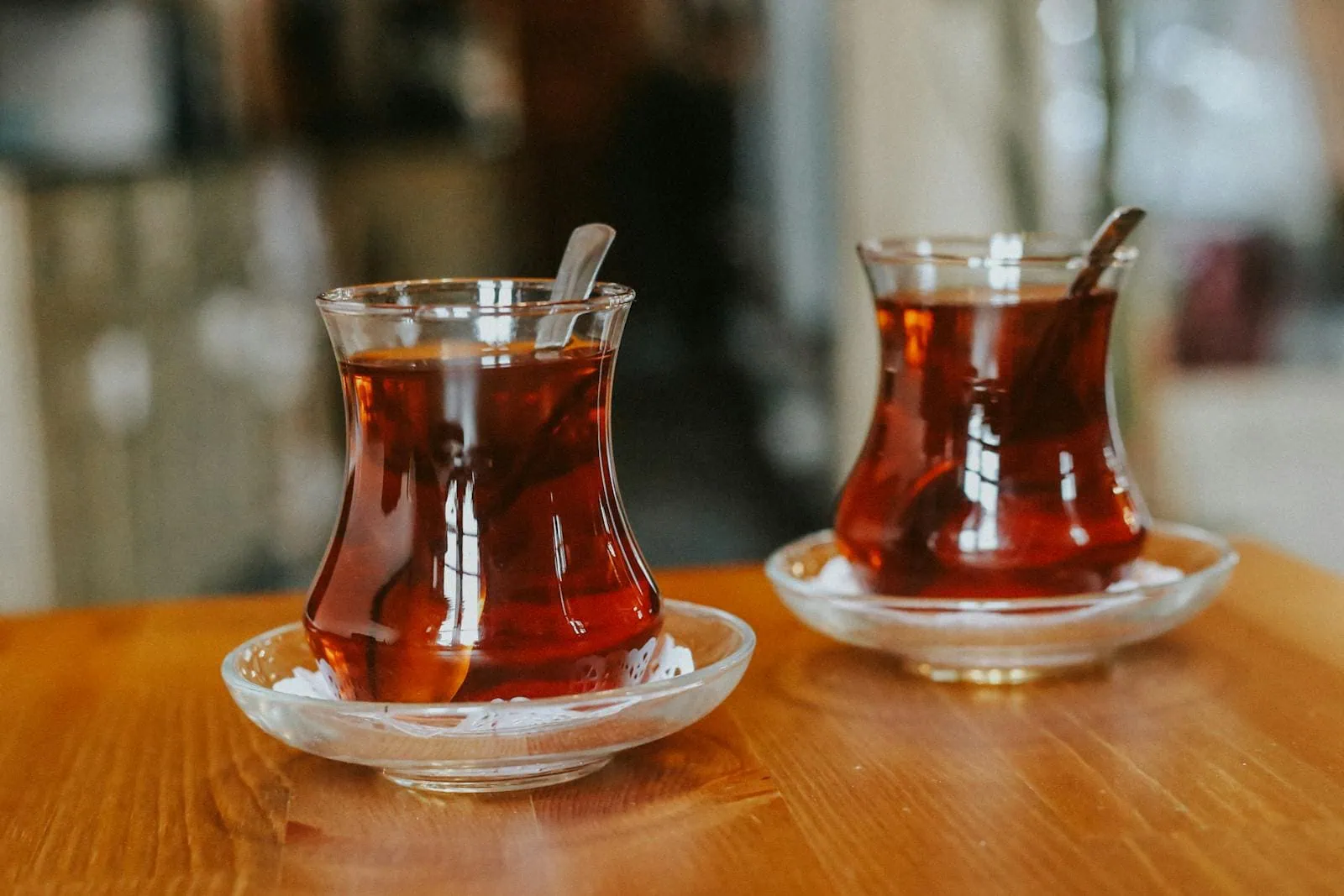 Cucina turca: cosa assaggiare — dalla kahvaltı alla baklava nel 2026 7 Tè turco nei bicchierini a tulipano