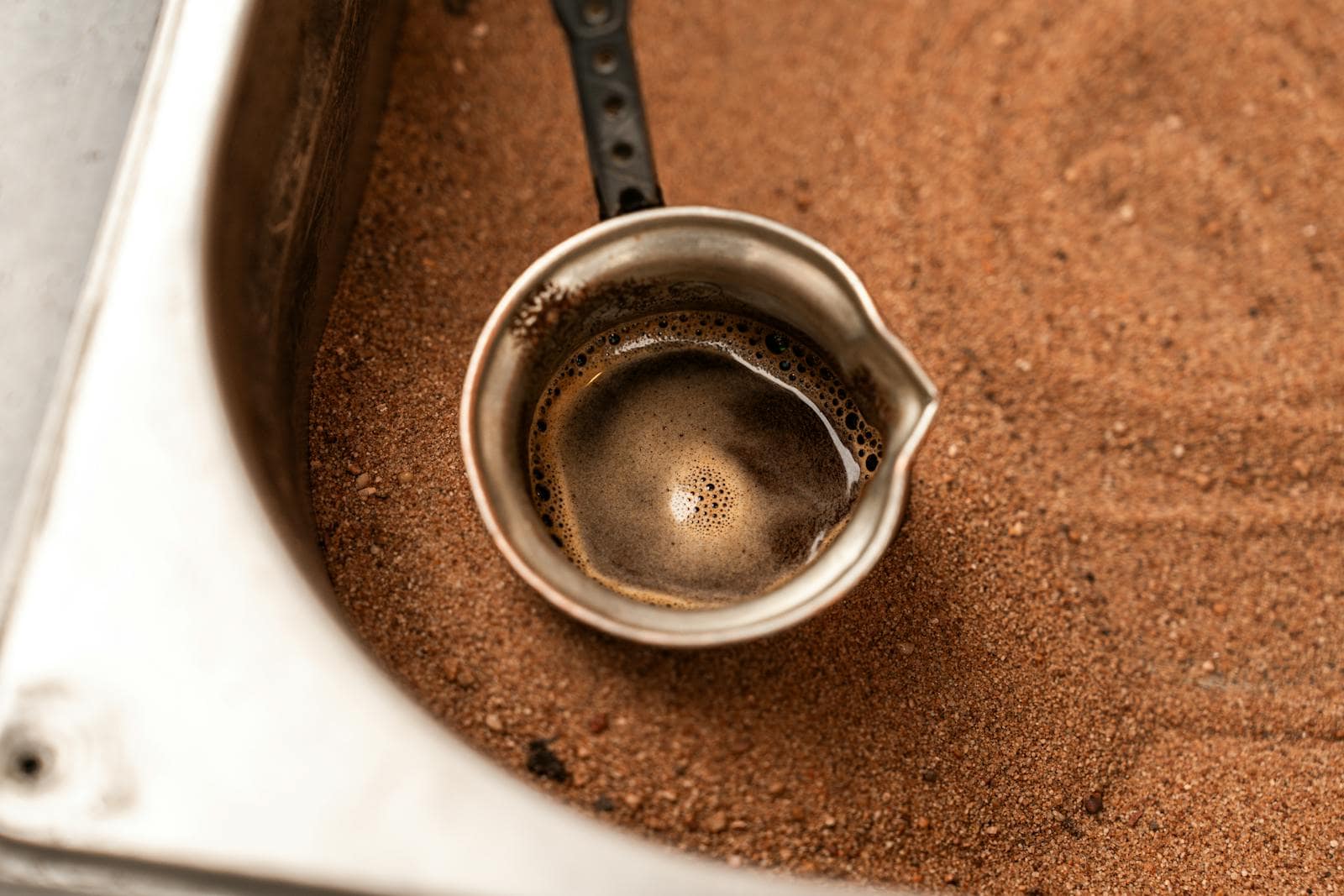 Bucătăria turcească: ce să guști — de la kahvaltı la baclava în 2026 8 Cafea turcească din ibricul de aramă