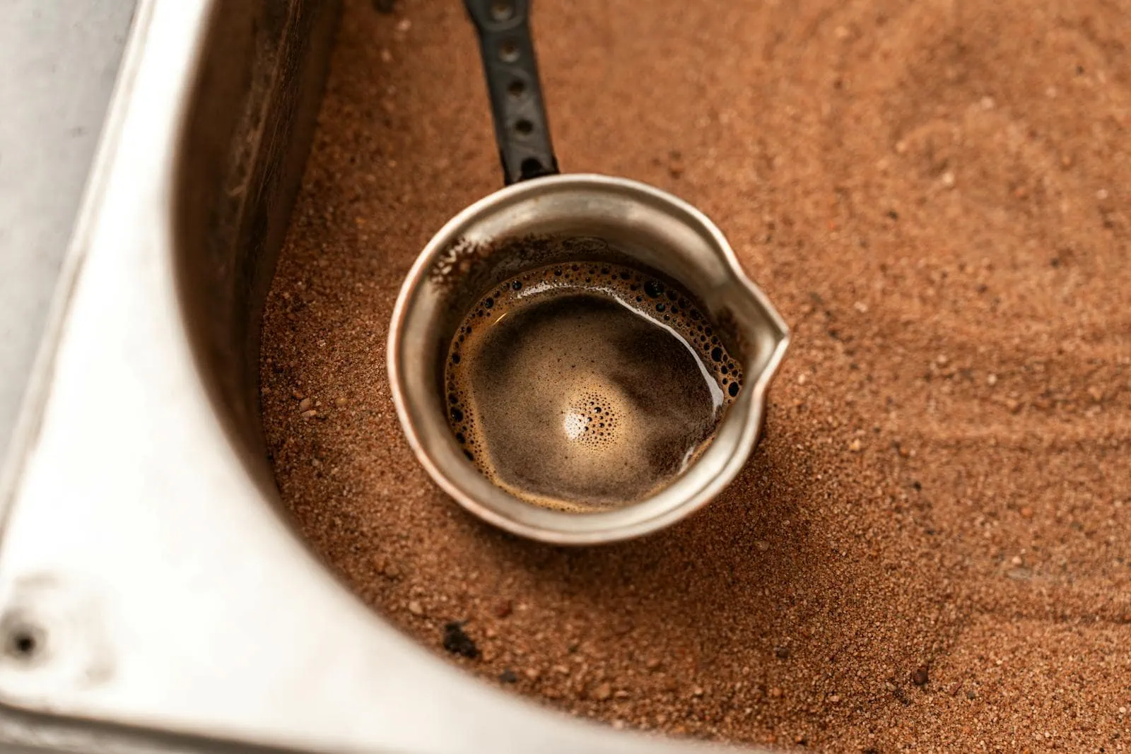 Cucina turca: cosa assaggiare — dalla kahvaltı alla baklava nel 2026 8 Caffè turco dal cezve di rame