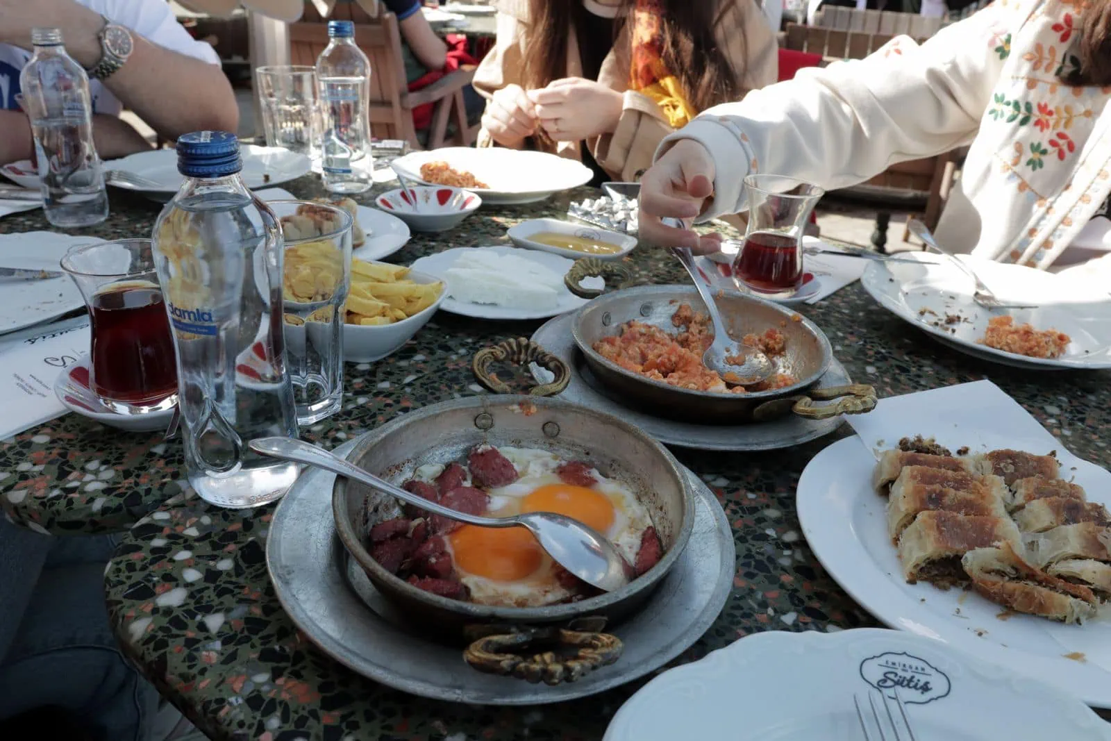 Cucina turca: cosa assaggiare — dalla kahvaltı alla baklava nel 2026 2 Colazione turca con uova menemen