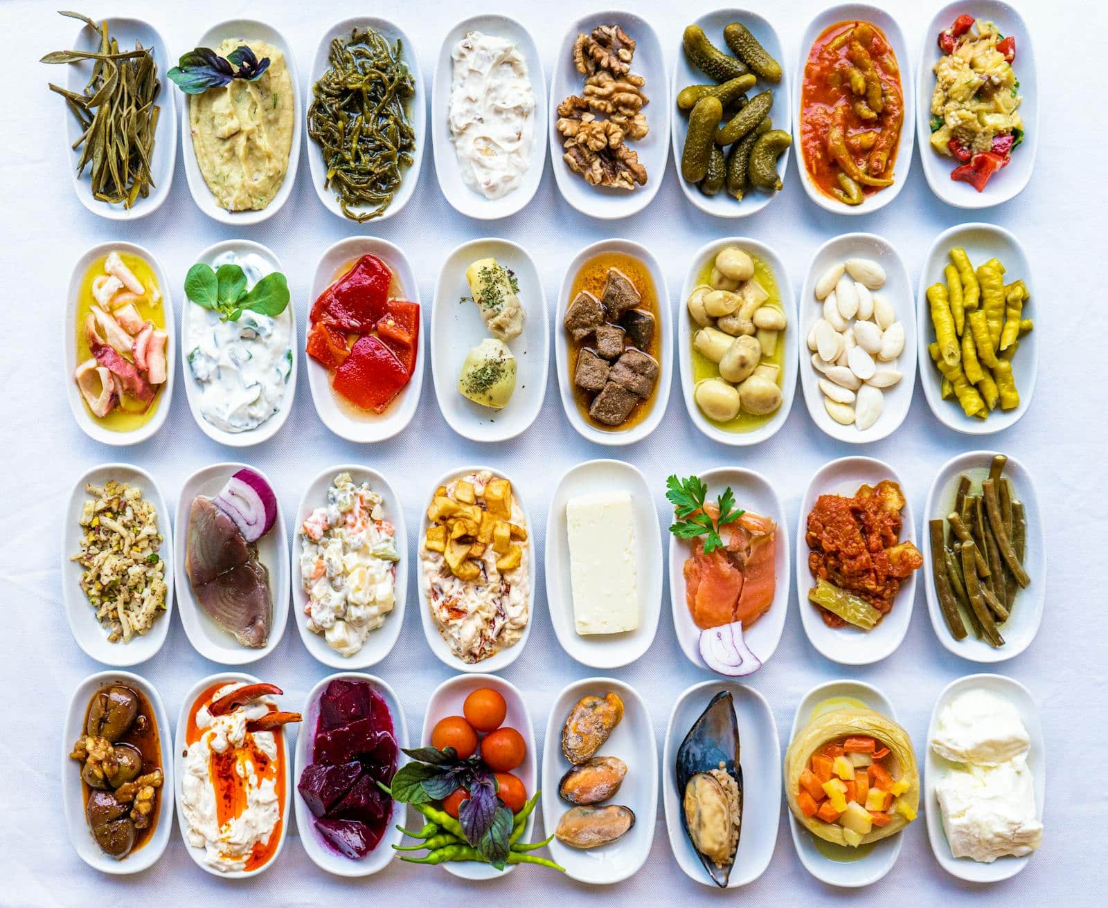 Bucătăria turcească: ce să guști — de la kahvaltı la baclava în 2026 5 Meze turcești – selecție de aperitive reci