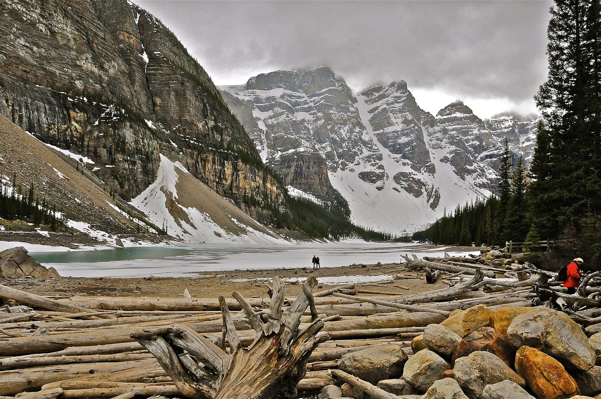 Moraine Lake și Lake Louise shuttle 2026: ghid complet pas cu pas 3 Unde să te cazezi în zona lacurilor și valea Bow Valley