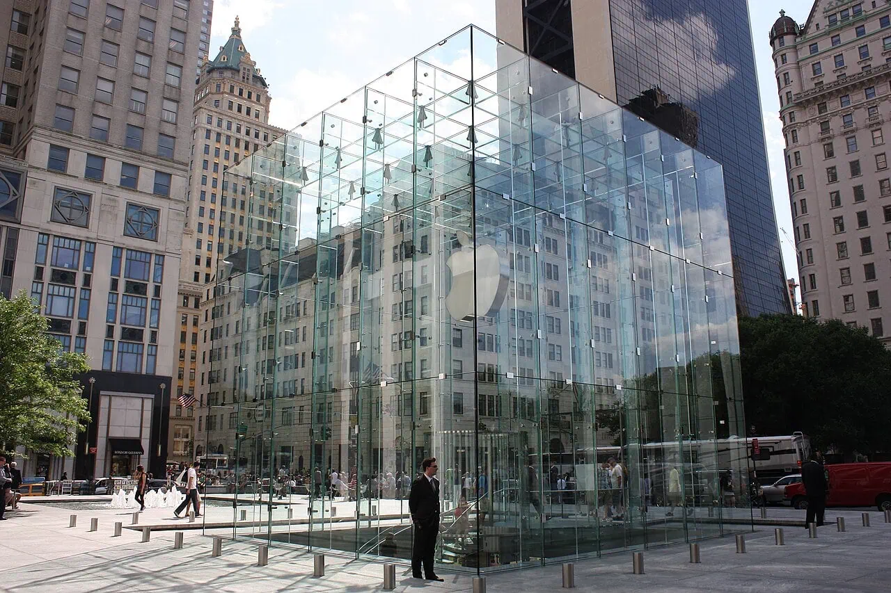 Shopping a New York: 20 negozi e luoghi (5th Avenue, SoHo, outlet) 2026 2 Il cubo di vetro dell'Apple Store sulla Quinta Strada