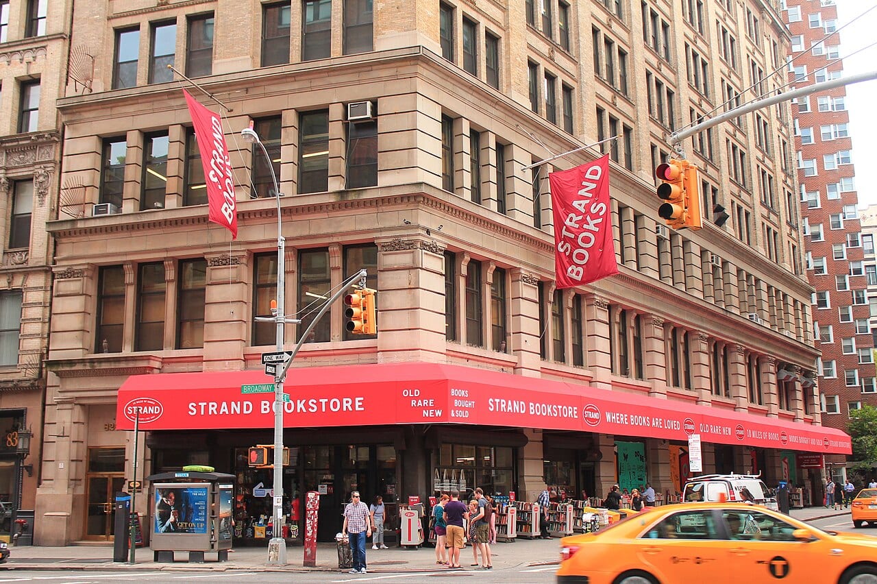 Ostokset New Yorkissa: 20 kauppaa ja paikkaa (5th Avenue, SoHo, outletit) 2026 7 Strand Bookstore -kirjakauppa punaisilla markiiseilla