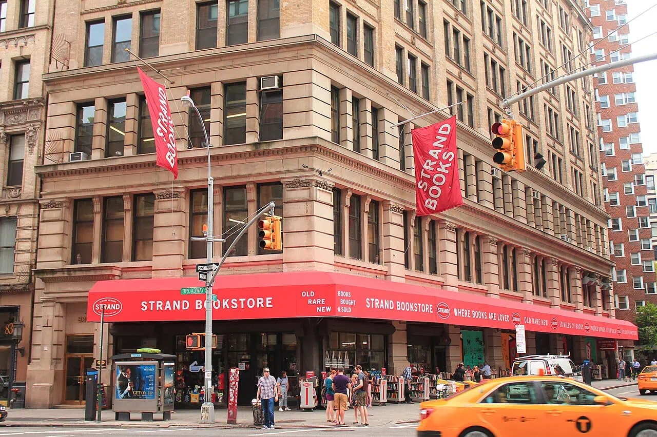Shopping a New York: 20 negozi e luoghi (5th Avenue, SoHo, outlet) 2026 7 Libreria Strand Bookstore con tende rosse