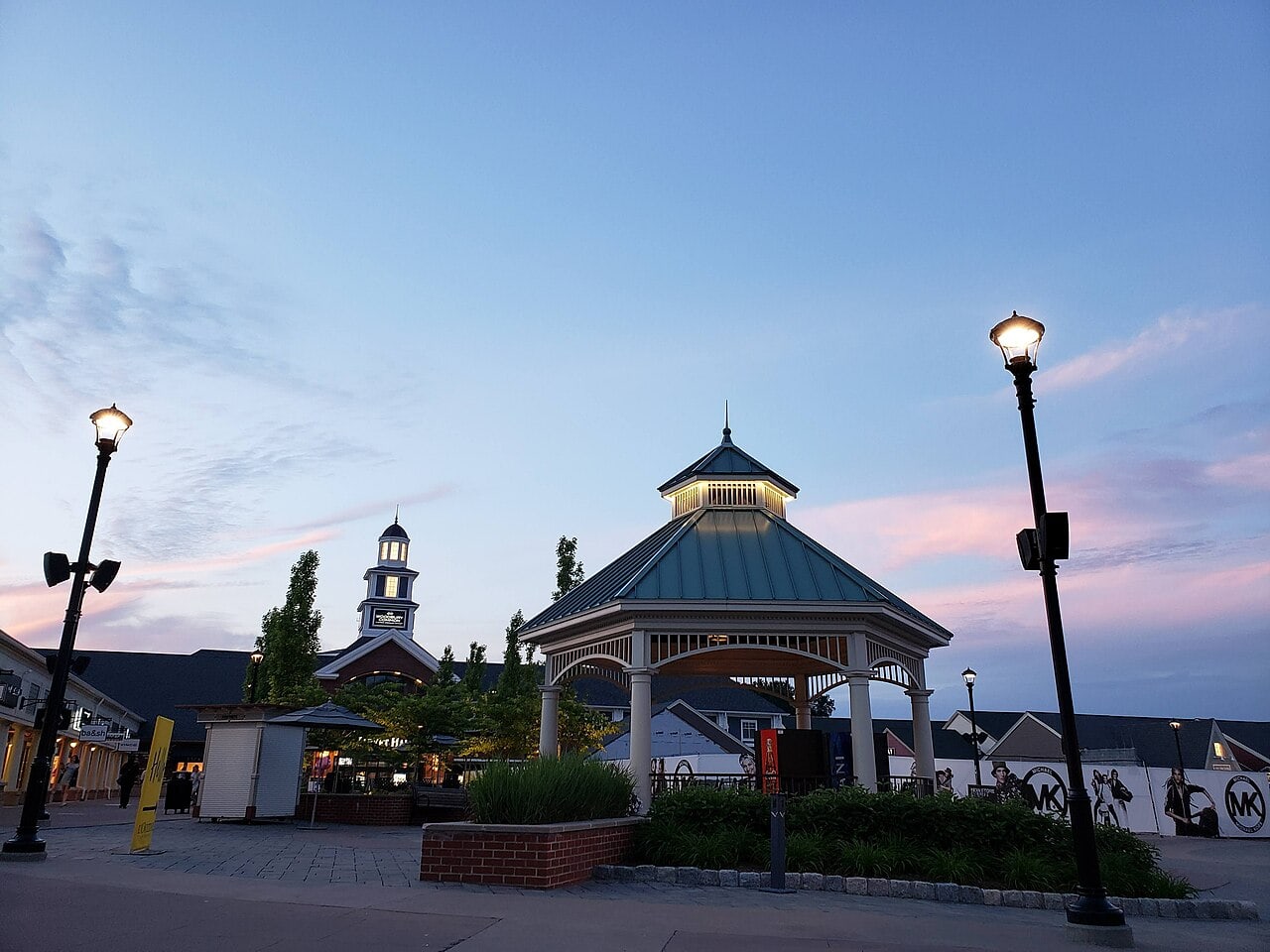 Ostokset New Yorkissa: 20 kauppaa ja paikkaa (5th Avenue, SoHo, outletit) 2026 5 Woodbury Common Premium Outlets -outletkeskus