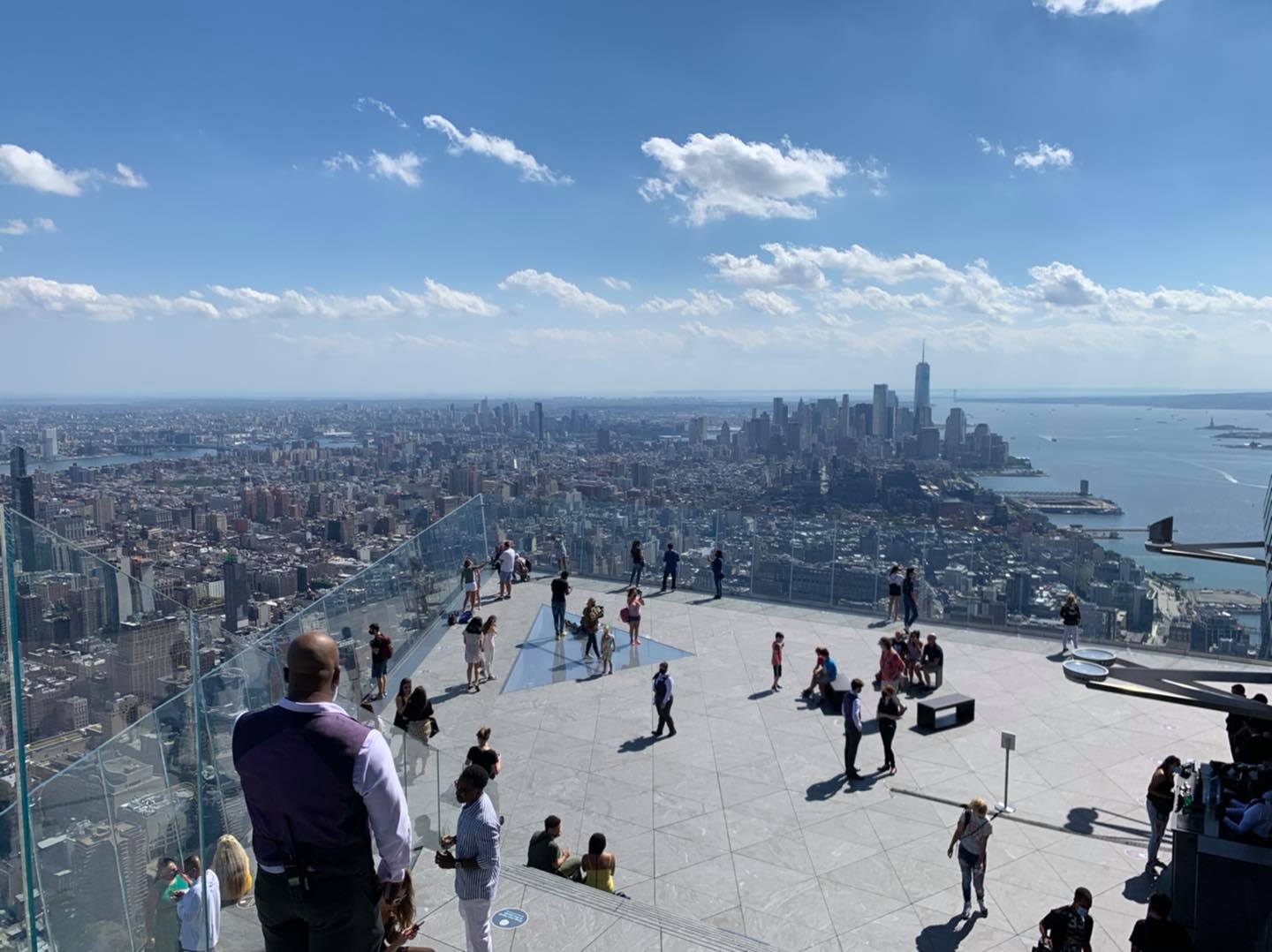 5 beste uitzichtpunten in New York 2026: Top of the Rock, Edge, Summit en Empire State 5 Uitzichtplatform Edge in Hudson Yards met glazen vloer