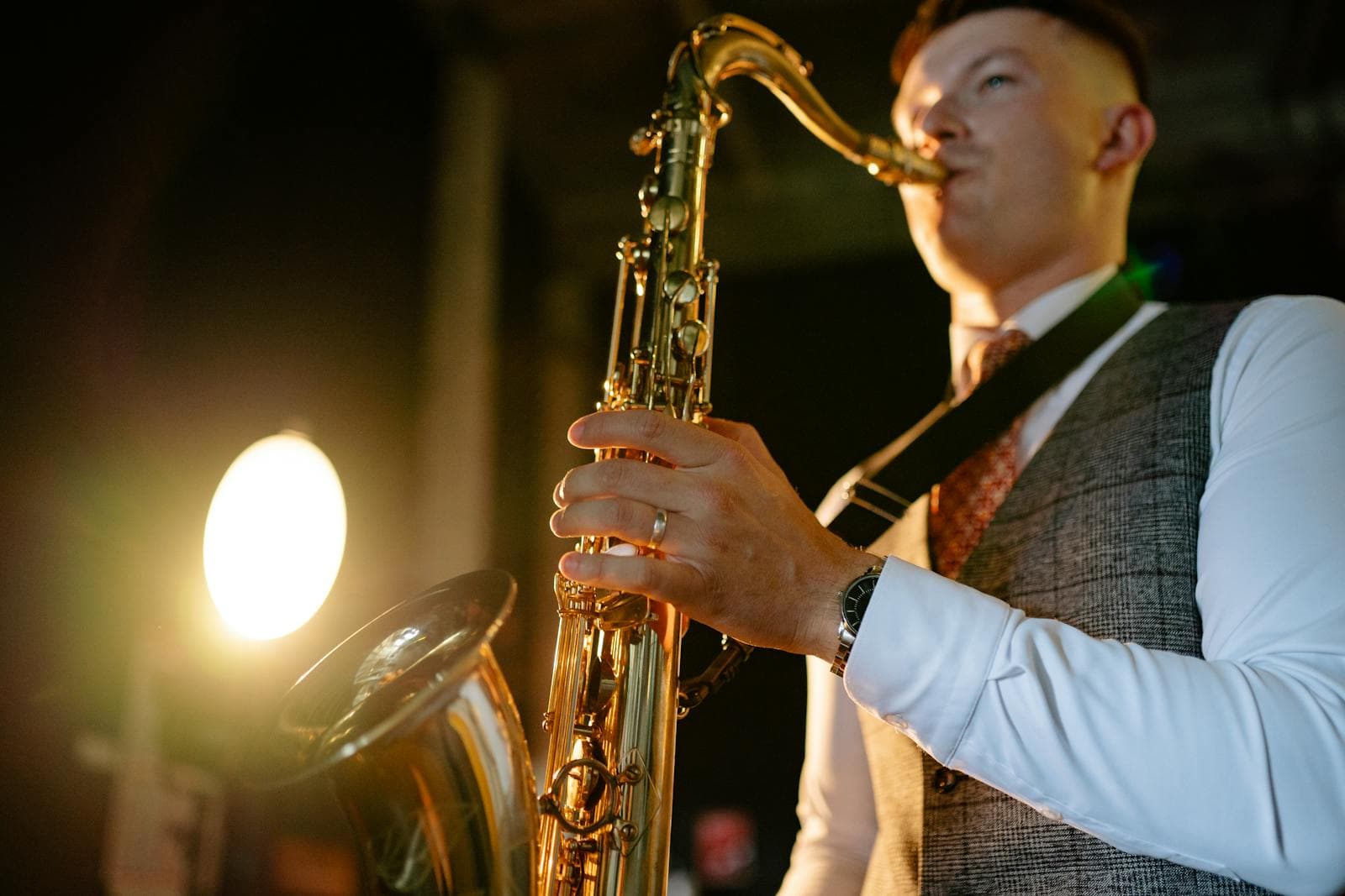 Nova York à noite: 20 melhores rooftops, clubes e jazz em 2026 3 Saxofonista tocando jazz ao vivo