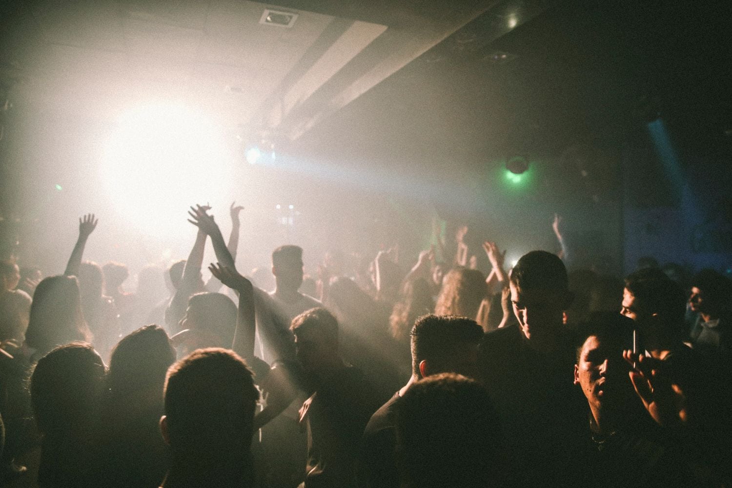 Nova York à noite: 20 melhores rooftops, clubes e jazz em 2026 7 Multidão dançando num clube de Nova York