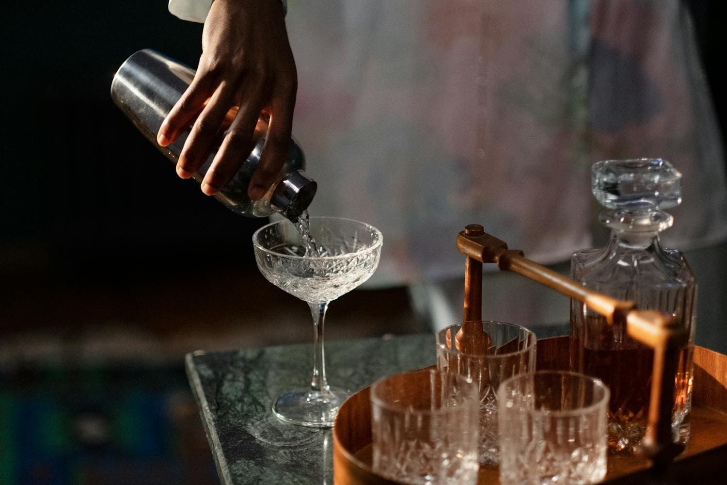 Nova York à noite: 20 melhores rooftops, clubes e jazz em 2026 4 Bartender preparando um coquetel num bar estiloso