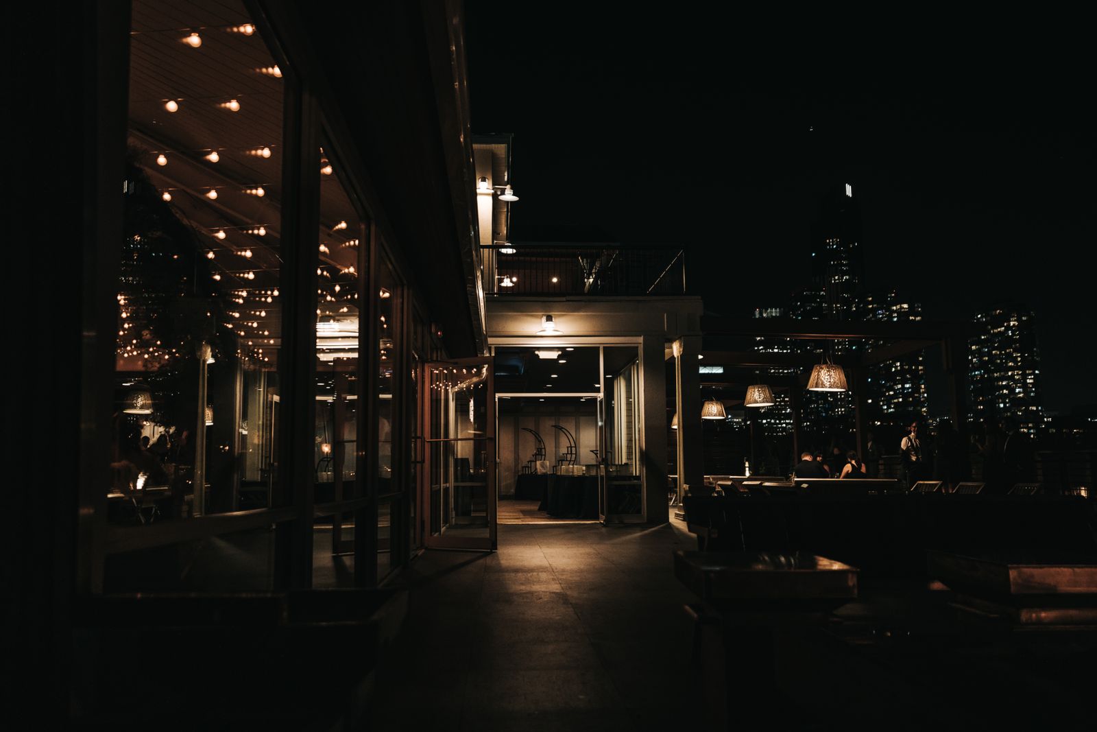 Nova York à noite: 20 melhores rooftops, clubes e jazz em 2026 2 Bar no terraço à noite com vista da cidade
