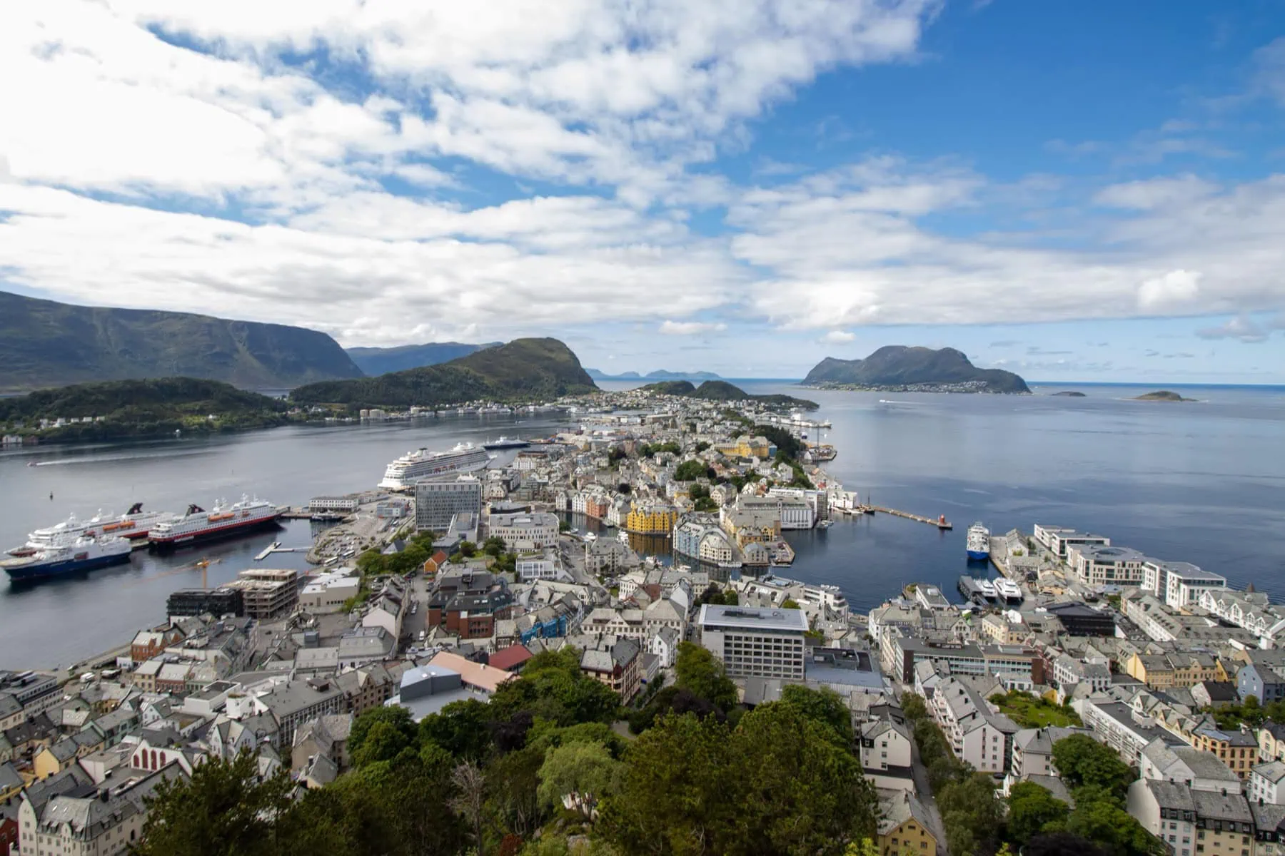 Ålesund: 12 tipp, mit érdemes megnézni a szecessziós tengerparti városban 2026 2 A legjobb időszak Ålesund látogatásához