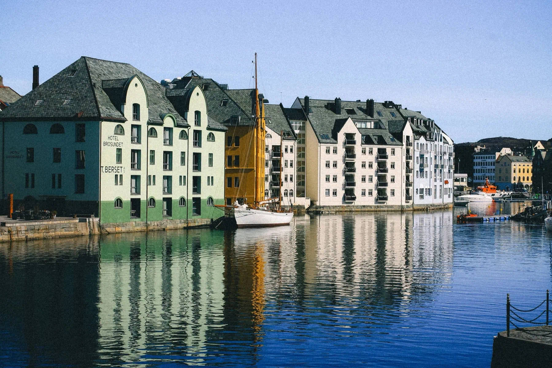Ålesund: 12 tipp, mit érdemes megnézni a szecessziós tengerparti városban 2026 3 Szállás Ålesundban