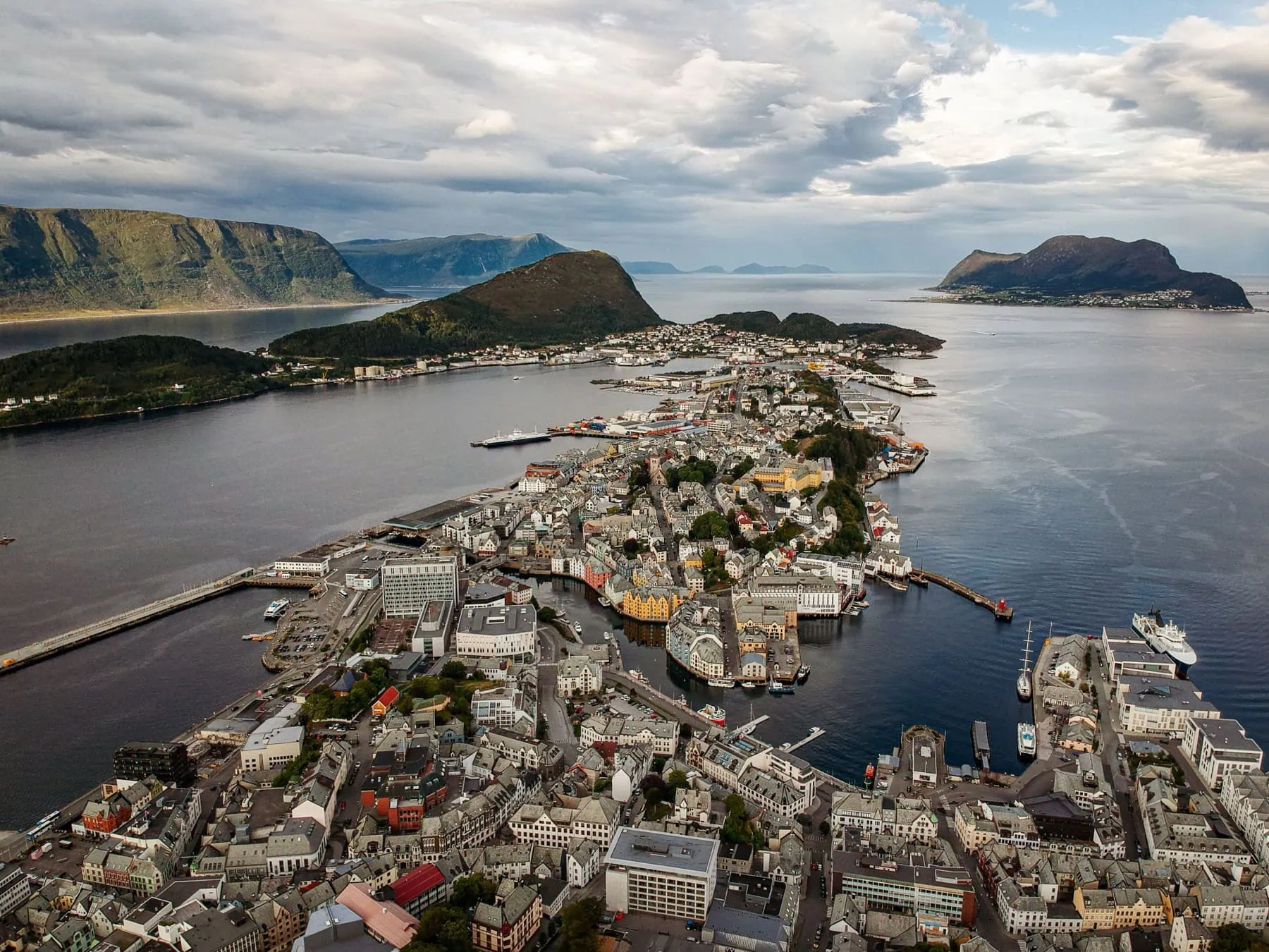 Ålesund: 12 tipp, mit érdemes megnézni a szecessziós tengerparti városban 2026 4 Hogyan juss el Ålesundba