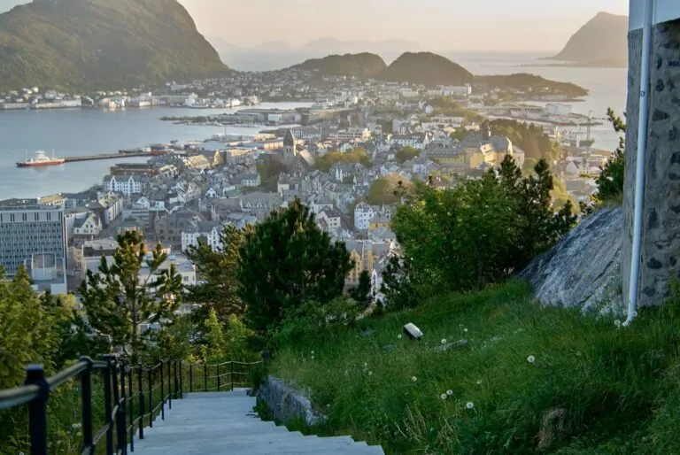 Norvégia: útikalauz, tippek és látnivalók 2026 16 Ålesund: 12 tipp, mit érdemes megnézni a szecessziós tengerparti városban 2026