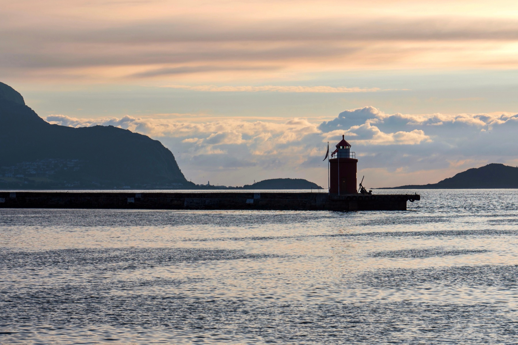 Ålesund, Noruega: 12 imprescindibles que ver junto al mar 2026 9 Faro Molja y puerto de Brosundet