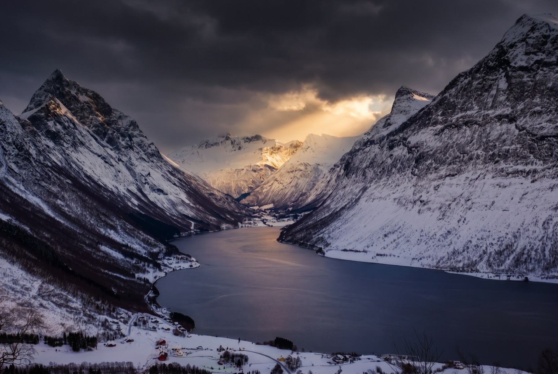 Ålesund, Noruega: 12 imprescindibles que ver junto al mar 2026 16 El dramático Hjørundfjord cerca de Ålesund