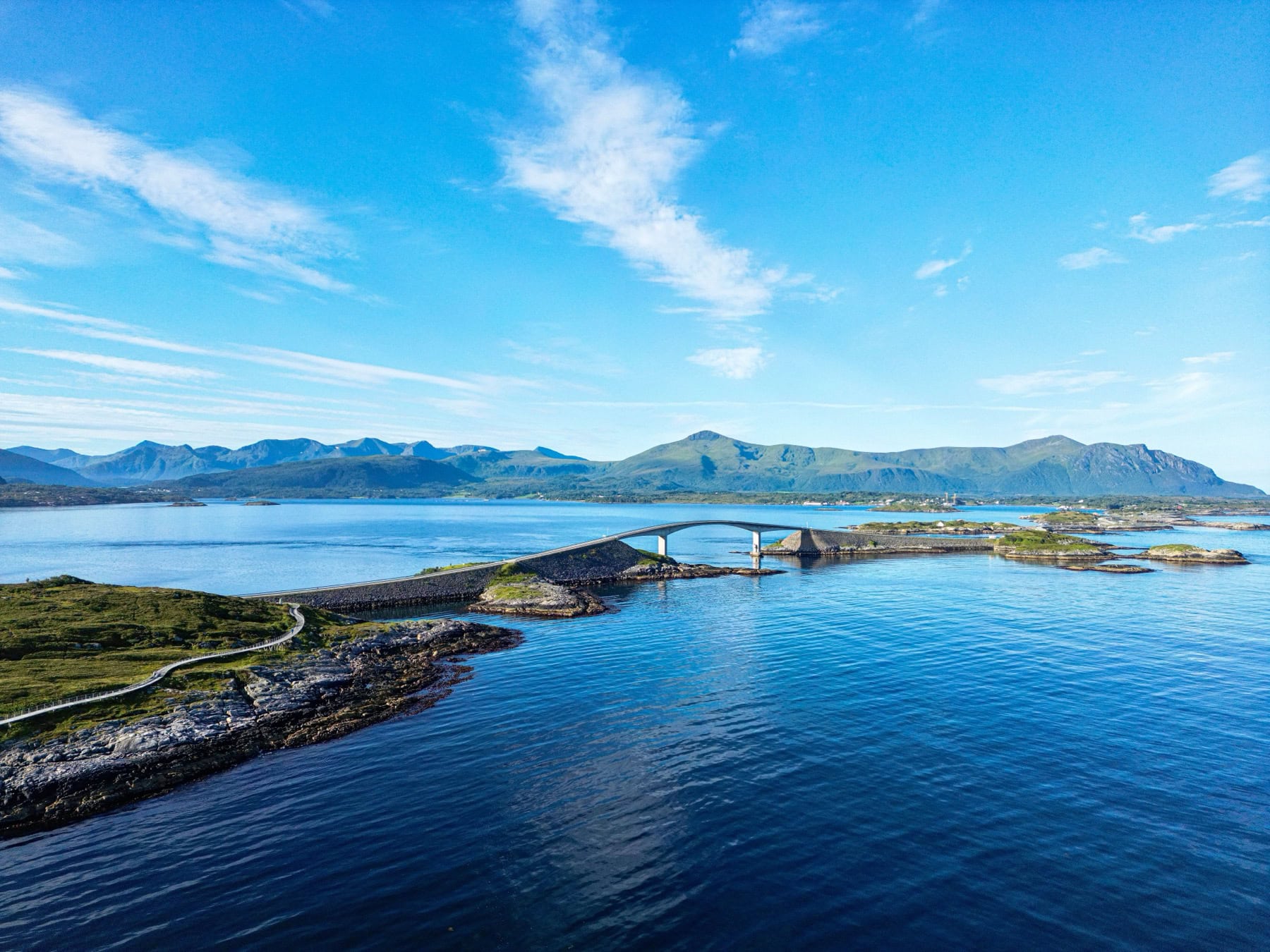 Drumul Atlantic și Trollstigen: 8 lucruri de știut despre șoseaua norvegiană de vis în 2026 2 Cea mai bună perioadă pentru vestul Norvegiei