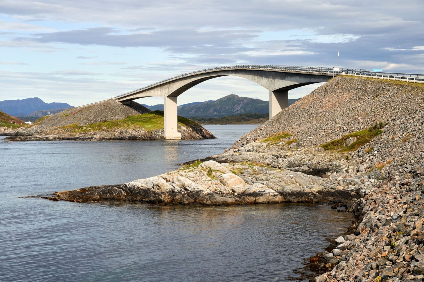 Drumul Atlantic și Trollstigen: 8 lucruri de știut despre șoseaua norvegiană de vis în 2026 6 Podul Storseisundet