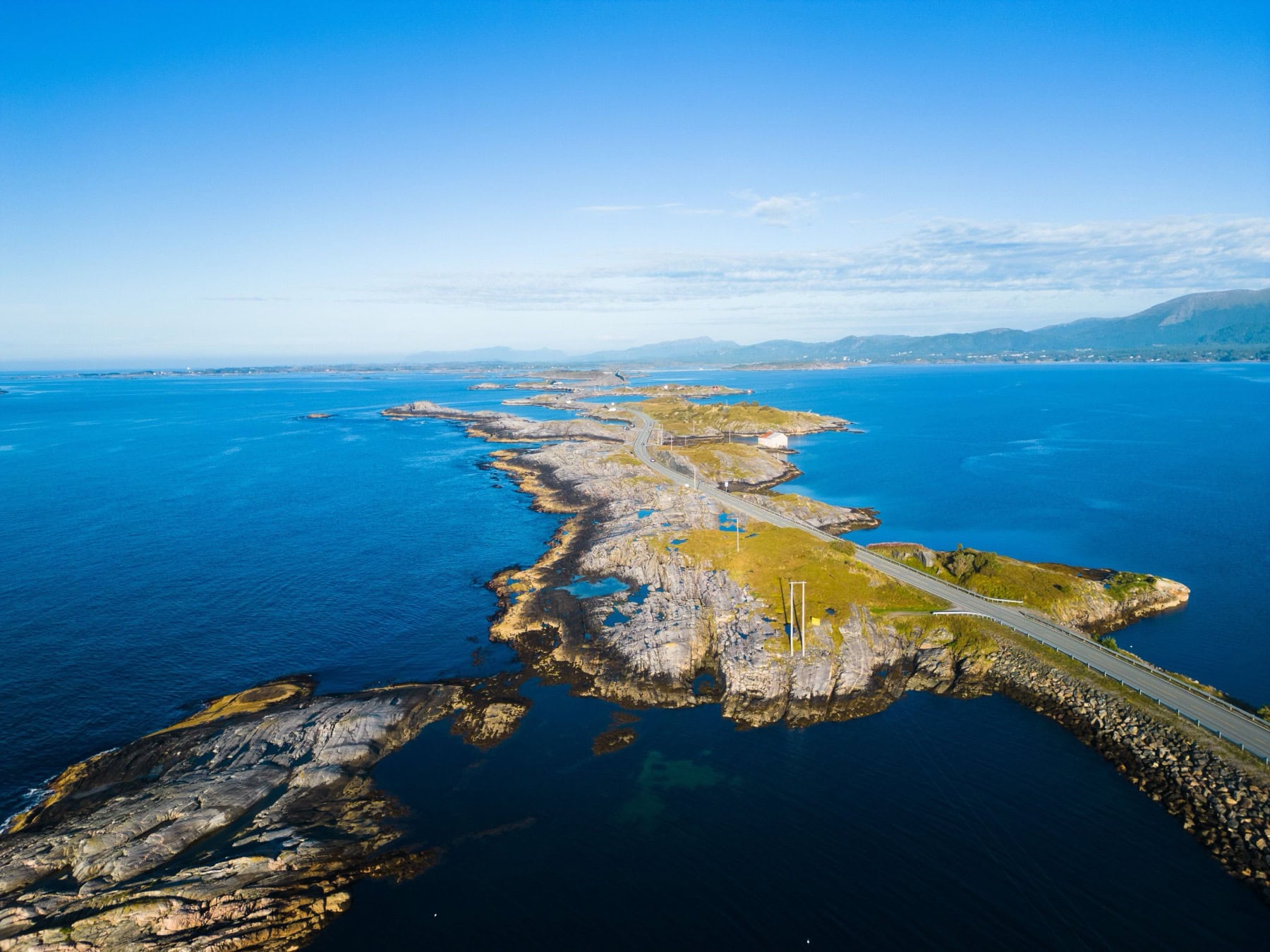 Drumul Atlantic și Trollstigen: 8 lucruri de știut despre șoseaua norvegiană de vis în 2026 7 Insulița Eldhusøya