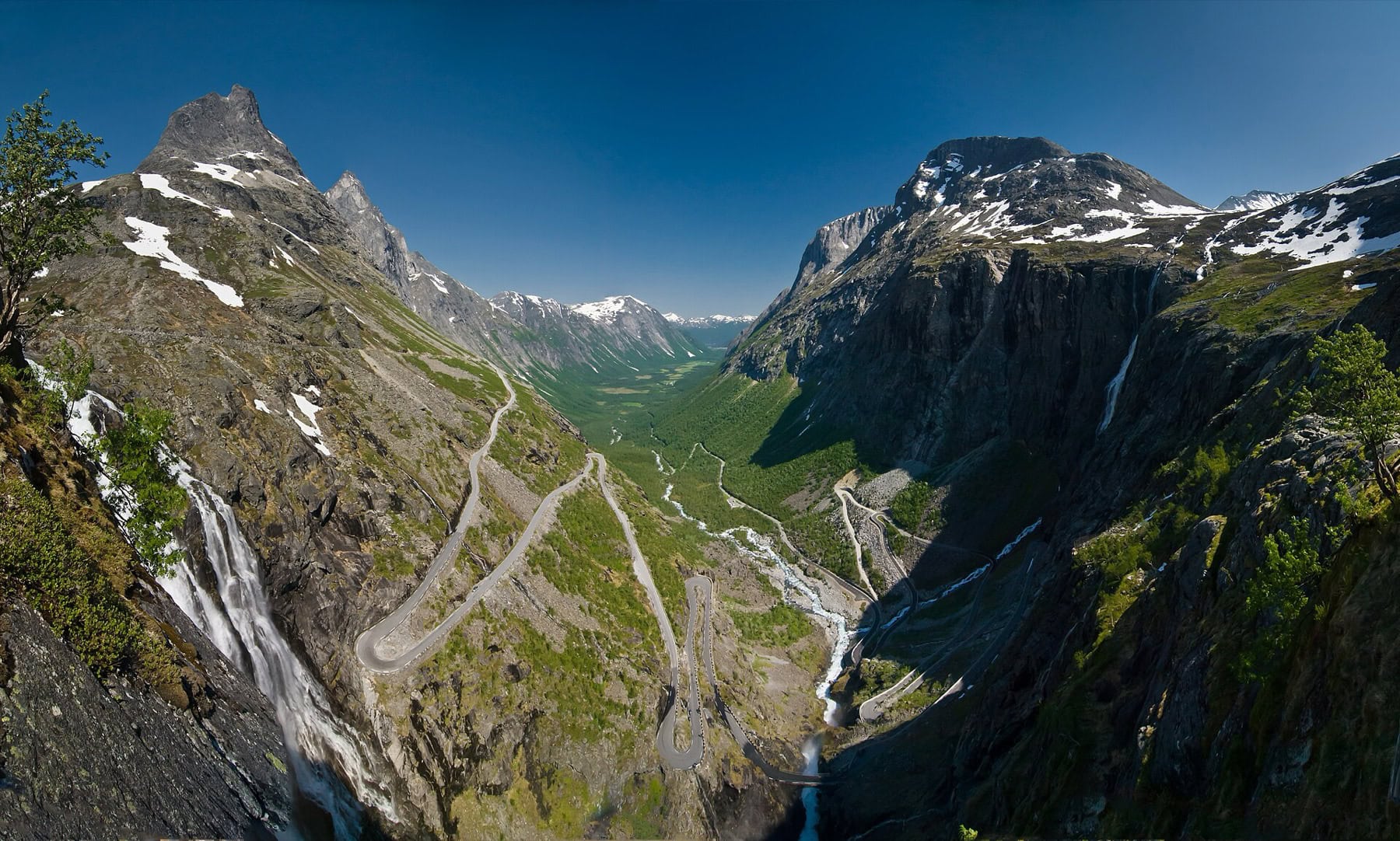 Drumul Atlantic și Trollstigen: 8 lucruri de știut despre șoseaua norvegiană de vis în 2026 11 Cascada Stigfossen și punctele de belvedere