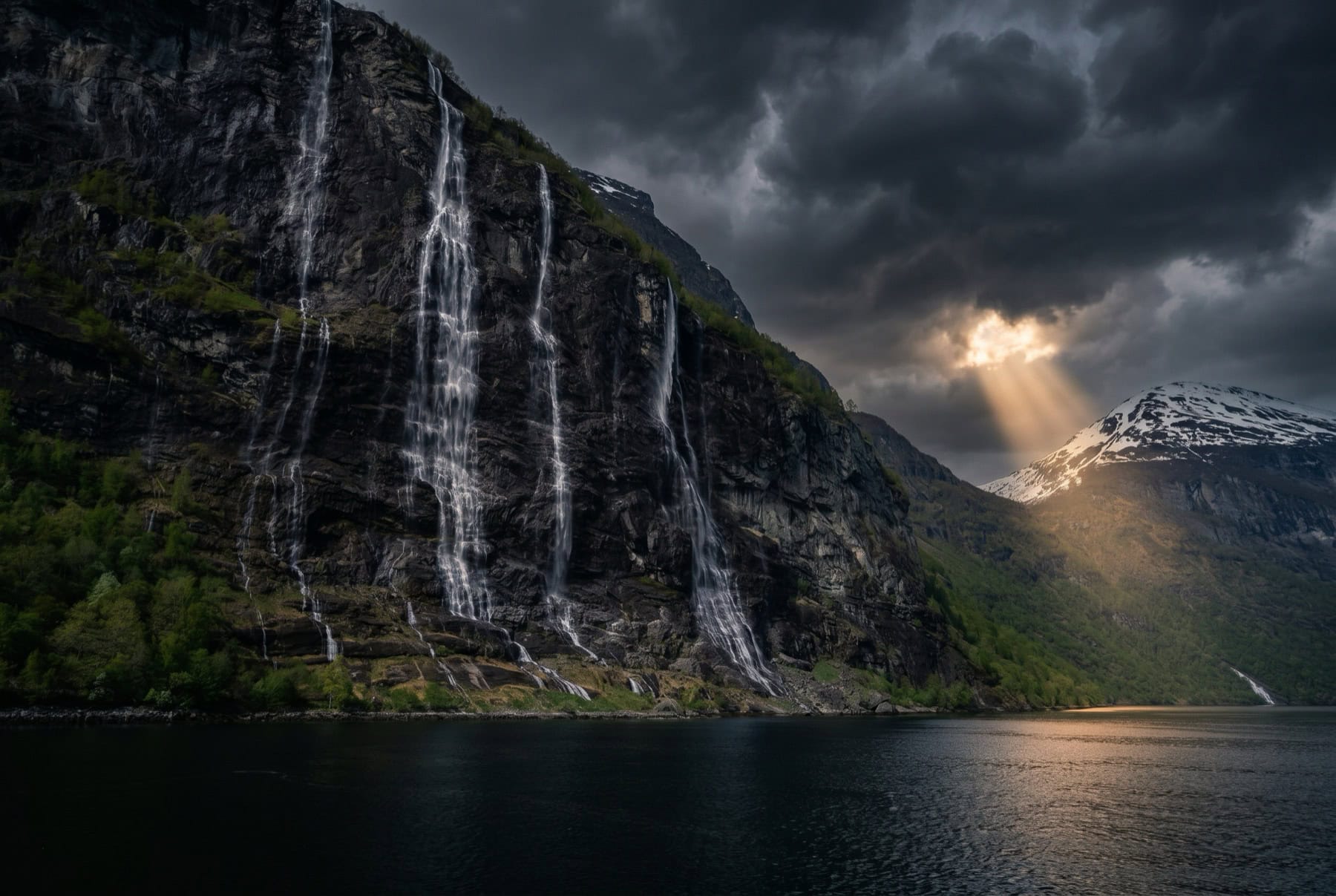 Drumul Atlantic și Trollstigen: 8 lucruri de știut despre șoseaua norvegiană de vis în 2026 13 Geirangerfjord la capătul Rutei de aur