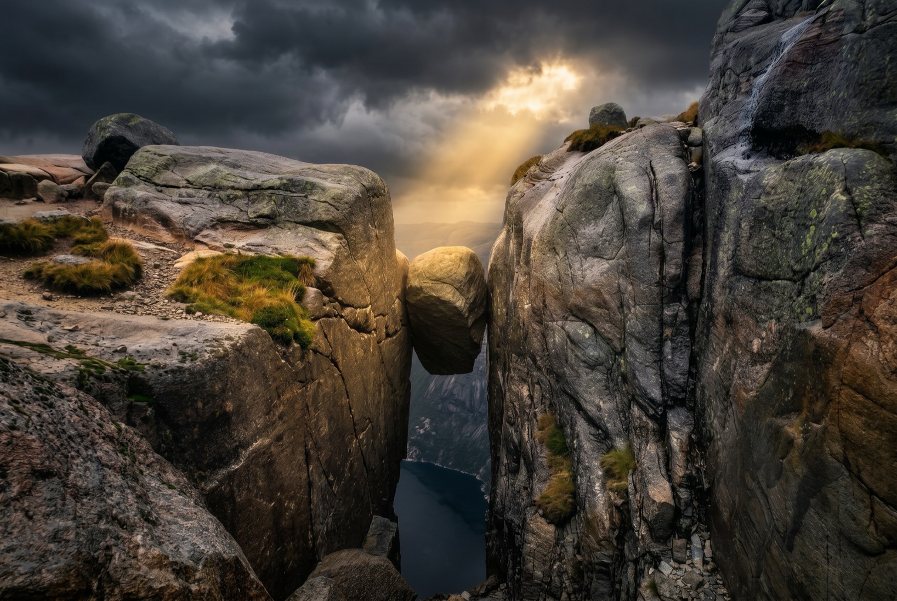 Norvegia meridionale: 11 cose da vedere a sud e sud-ovest nel 2026 8 Il masso Kjeragbolten sul Lysefjord