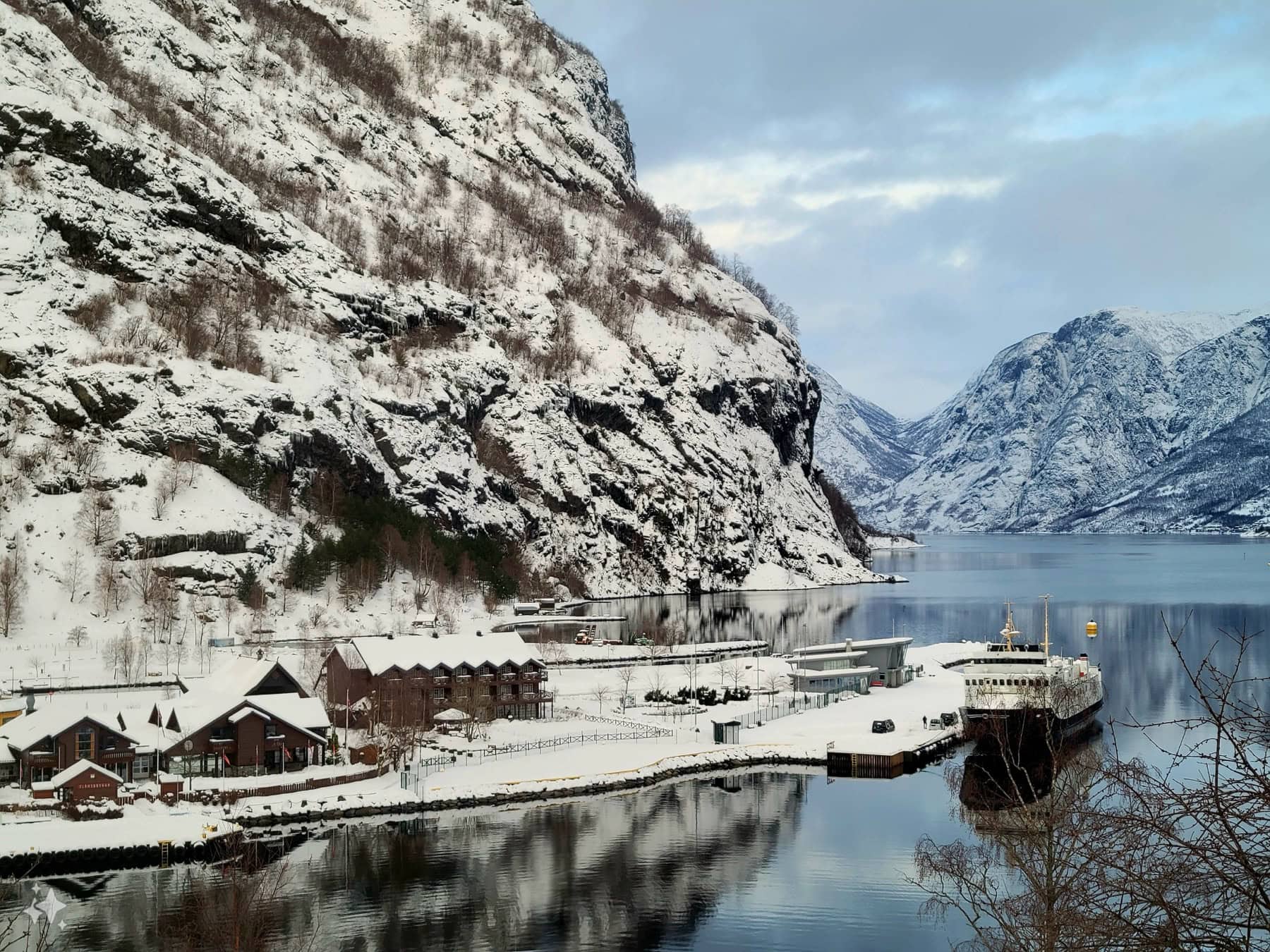 Flåm Norvegia: calea ferată Flåmsbana și 7 lucruri de văzut în 2026 3 Cazare în Flåm